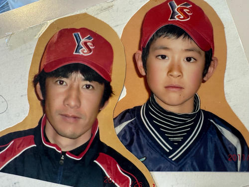 幼少期のソフトバンク大山と父栄幸さん（左）（本人提供）