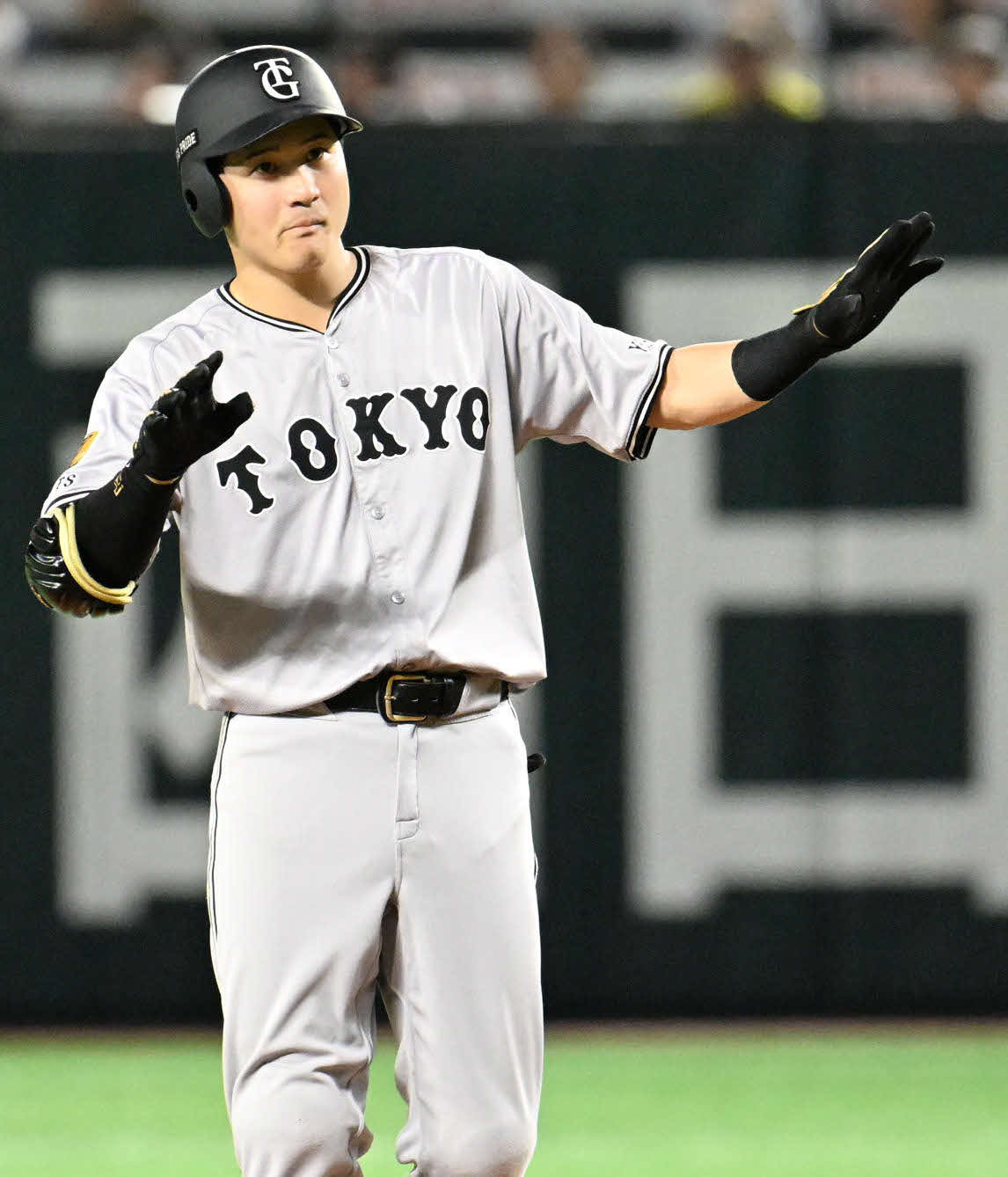 25年6月11日　ソフトバンク対巨人　6回表巨人1死、泉口は二塁打を放つ（撮影・林敢治）