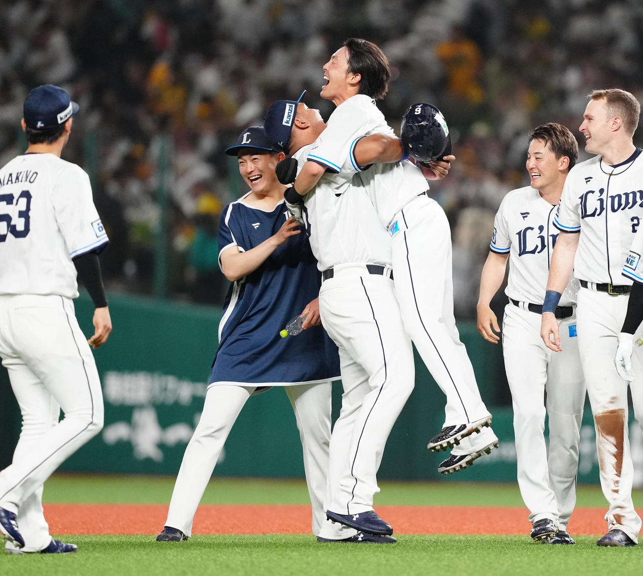 西武対阪神　サヨナラ勝ちで歓喜する西武源田（中央右）（撮影・江口和貴）