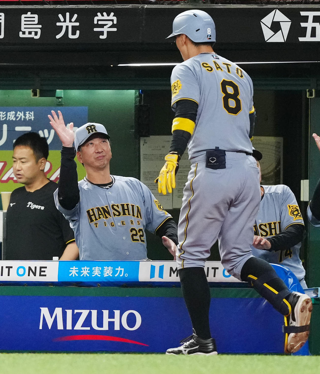 西武対阪神　9回表阪神無死、ソロ本塁打を放った佐藤輝（手前）を迎える藤川監督（撮影・江口和貴）