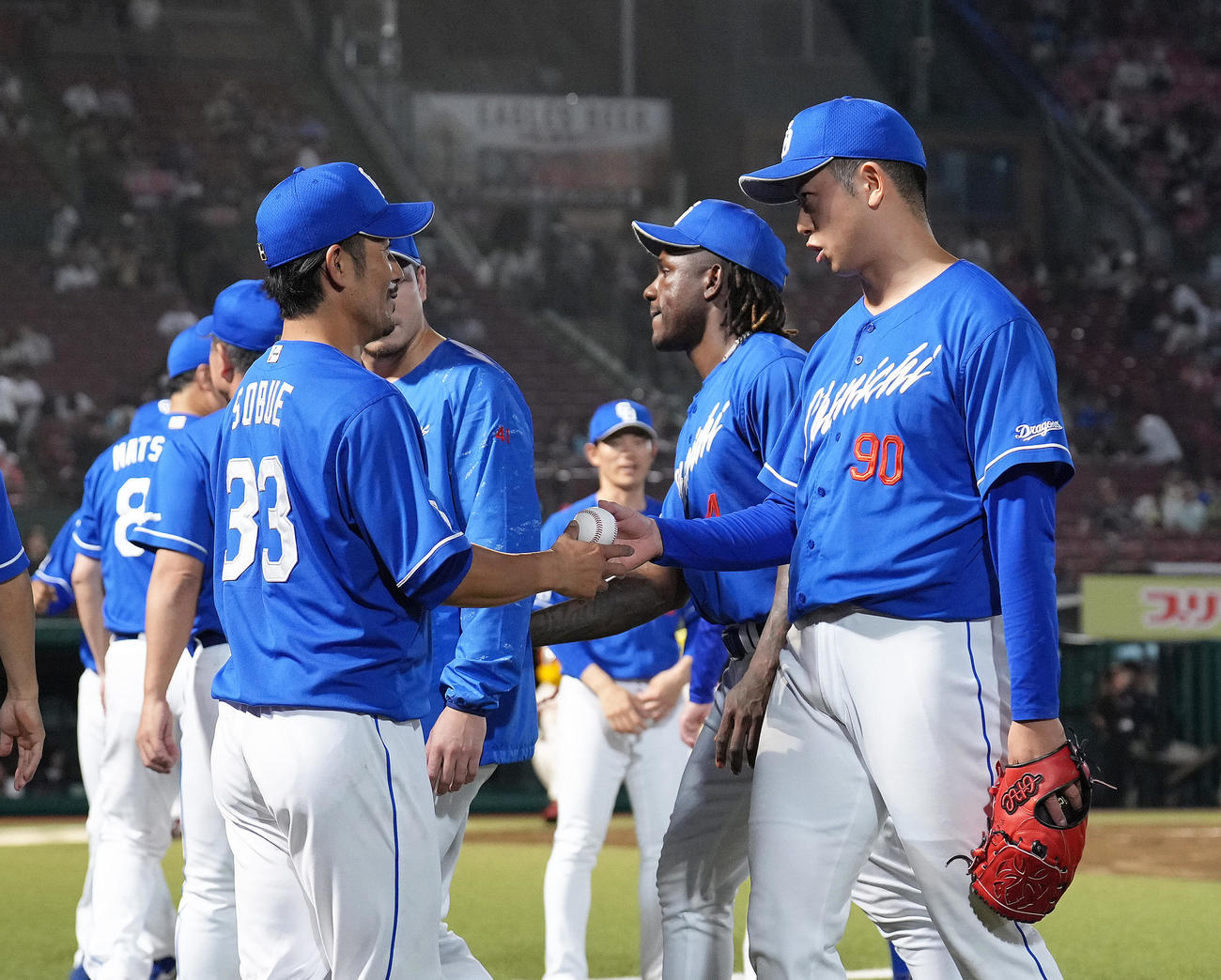楽天対中日　通算500試合出場を果たした中日祖父江（左）は松山から勝利球を受け取る（撮影・足立雅史）