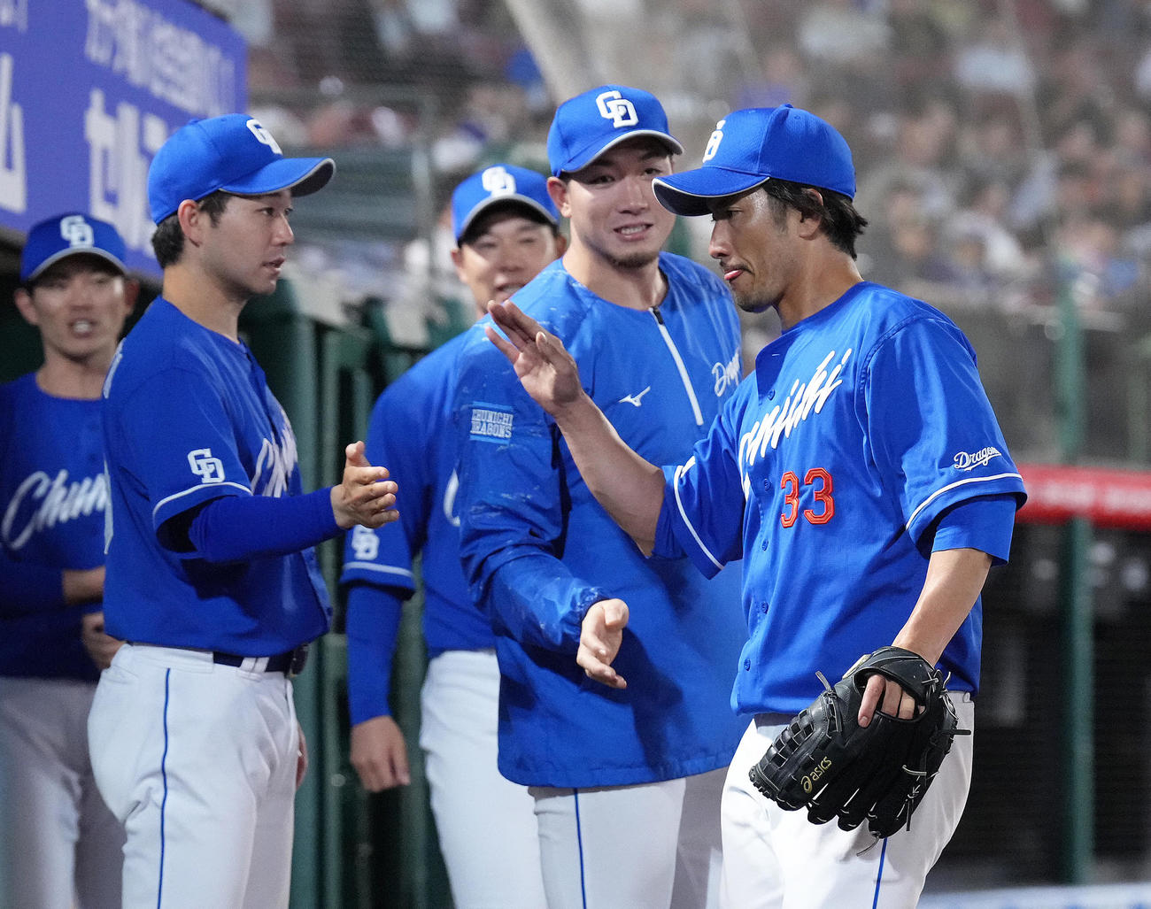楽天対中日　通算500試合出場を果たしタッチを交わす中日祖父江（右端）（撮影・足立雅史）