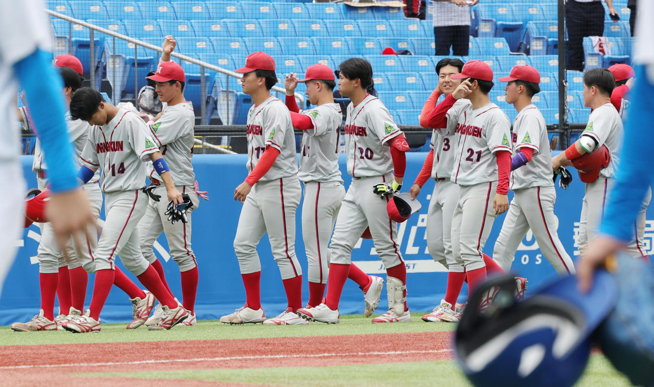 青学大対奈良学園大　0－5で敗れ引き揚げる奈良学園大の選手たち（撮影・野上伸悟）
