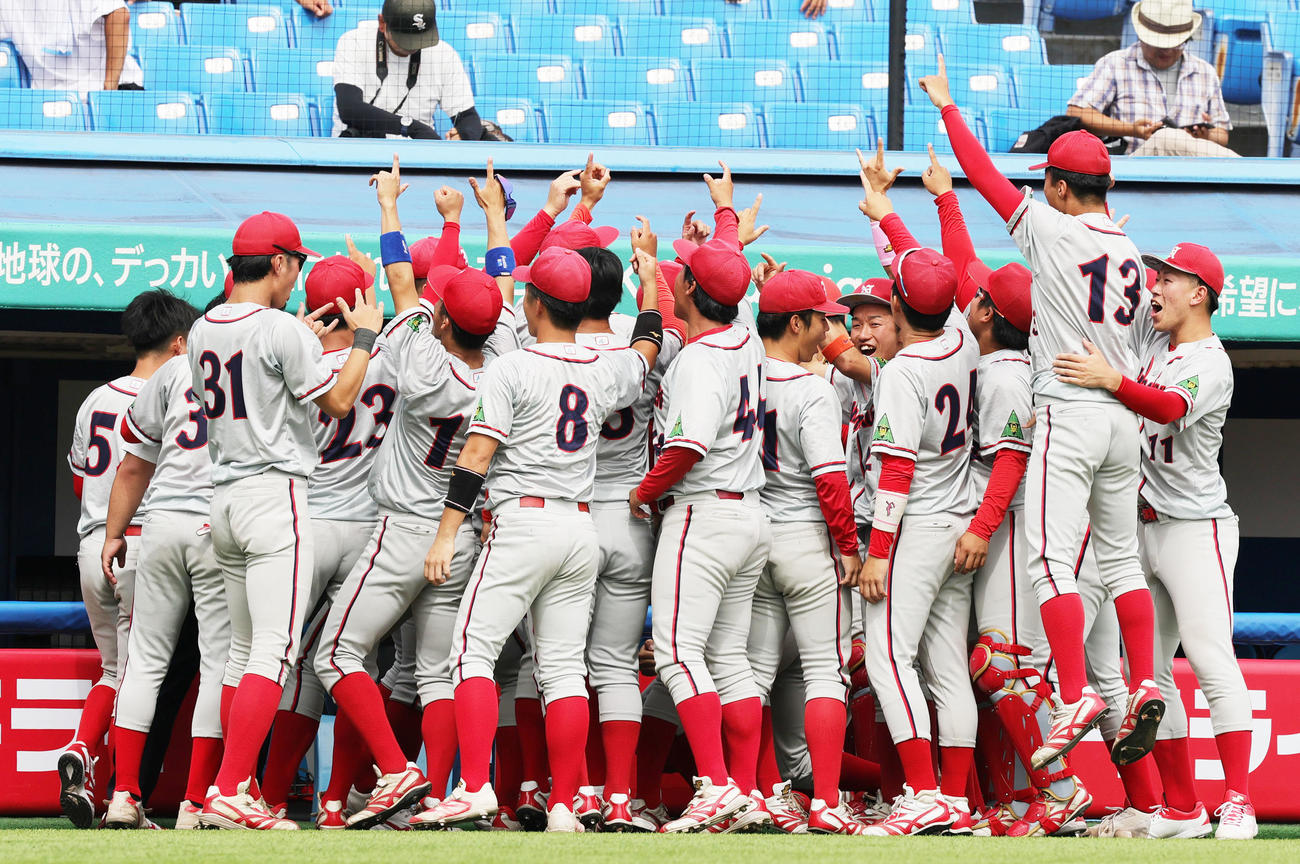 青学大対奈良学園大　試合前に盛り上がる奈良学園大選手たち（撮影・野上伸悟）
