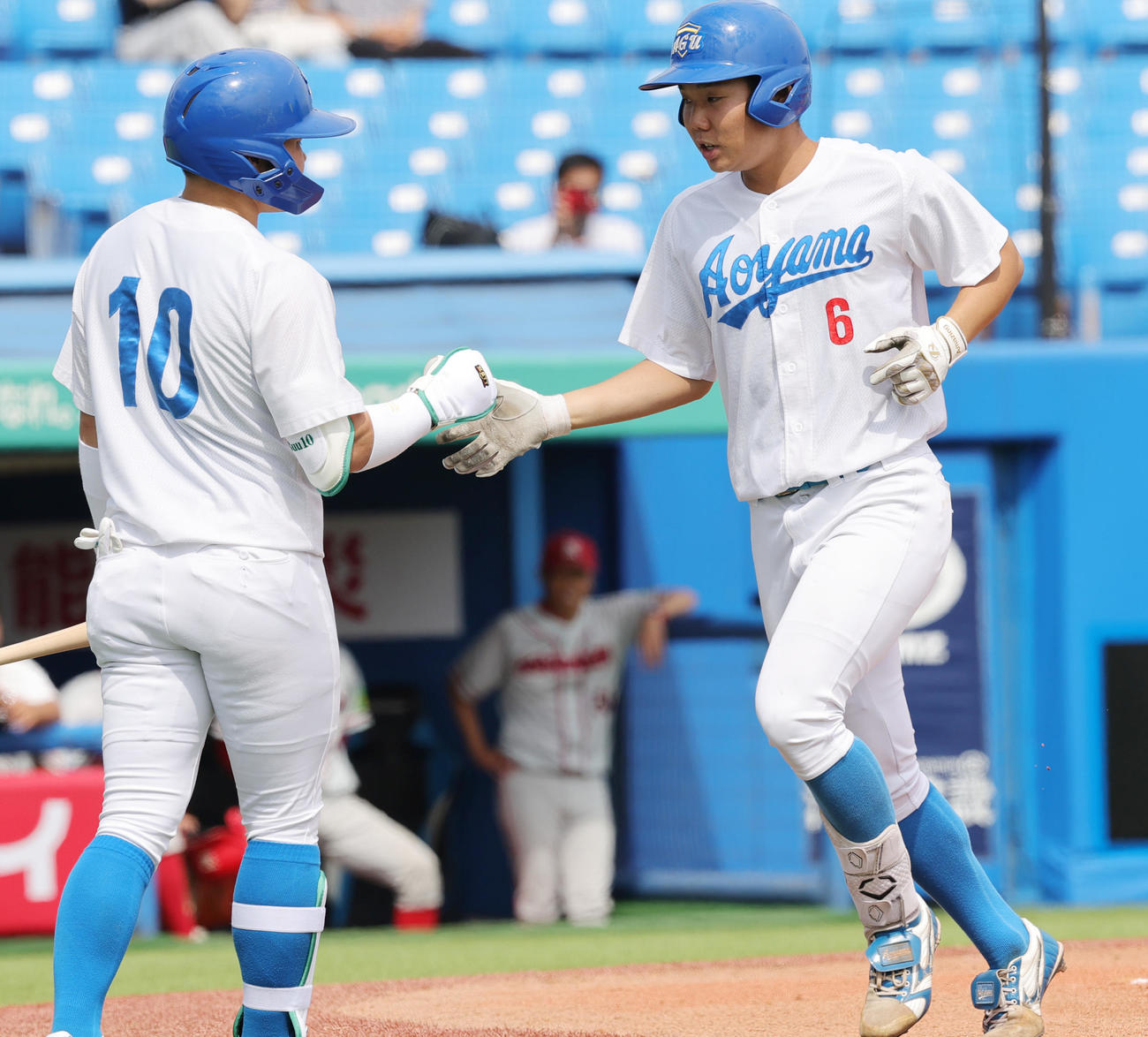 青学大対奈良学園大　1回表青学大1死、左越え先制本塁打を放ち喜ぶ山口（右）（撮影・野上伸悟）