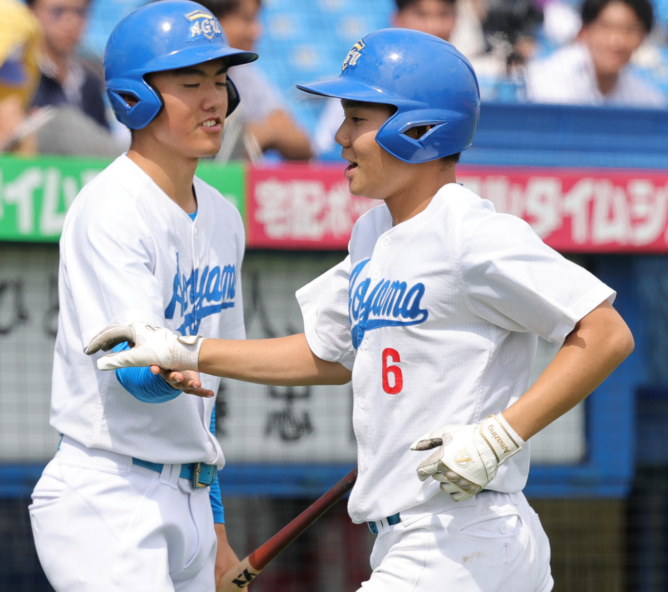 青学大対奈良学園大　1回表青学大1死、左越え先制本塁打を放ち喜ぶ山口（右）（撮影・野上伸悟）