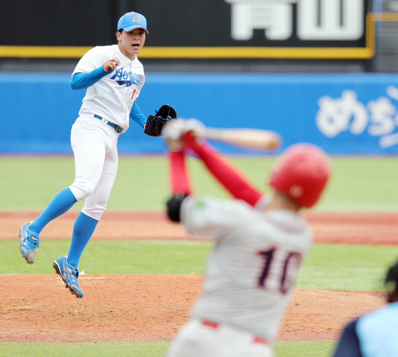 青学大対奈良学園大　力投する青学大中西（撮影・野上伸悟）