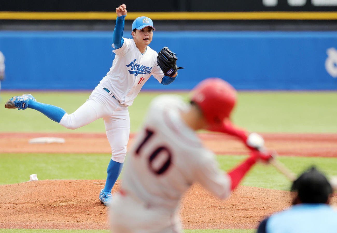 青学大対奈良学園大　力投する青学大中西（撮影・野上伸悟）
