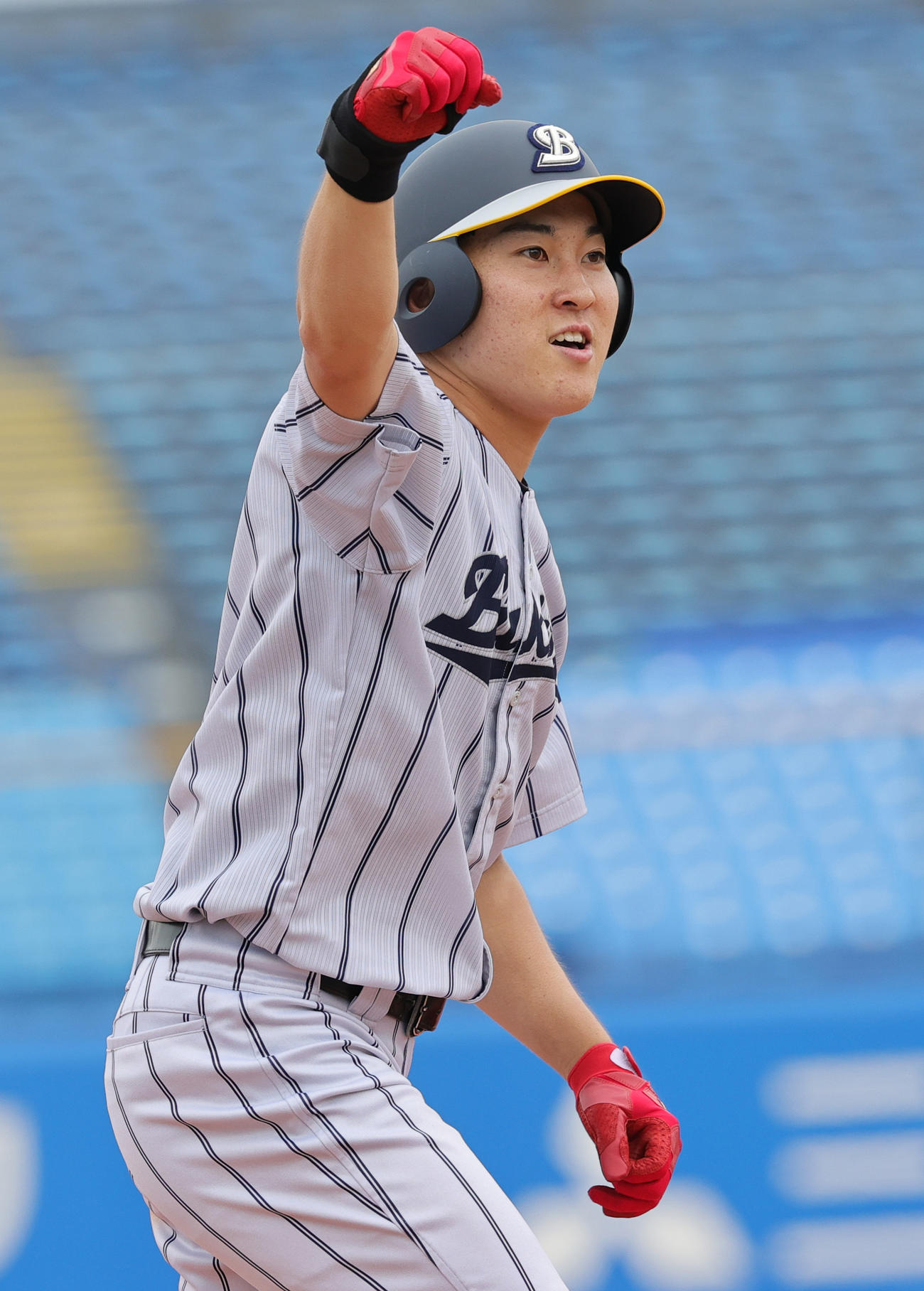 佛教大対北海学園大　4回表佛教大2死二塁、右適時三塁打を放ち喜ぶ鳴坂（撮影・野上伸悟）