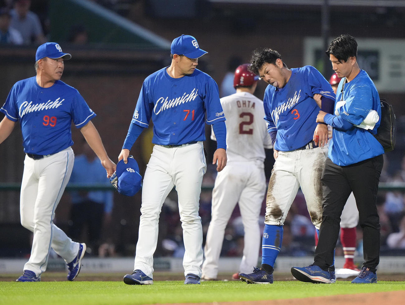 太田と交錯し負傷した高橋周（右から2人目）。左端は井上監督（2025年6月11日撮影）