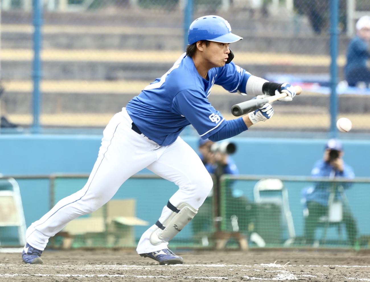 2025年2月15日、DeNA対中日の4回表中日無死二塁、送りバントを決める津田啓史（撮影・河田真司）