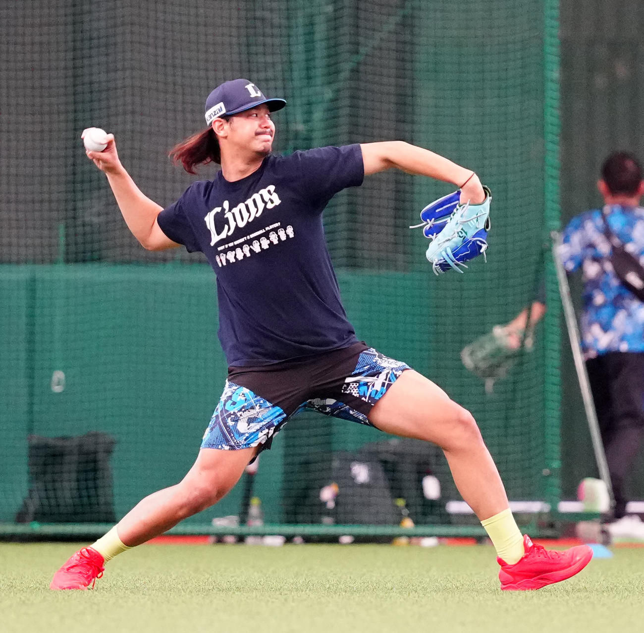 西武対阪神　試合前練習でキャッチボールする西武高橋（撮影・江口和貴）