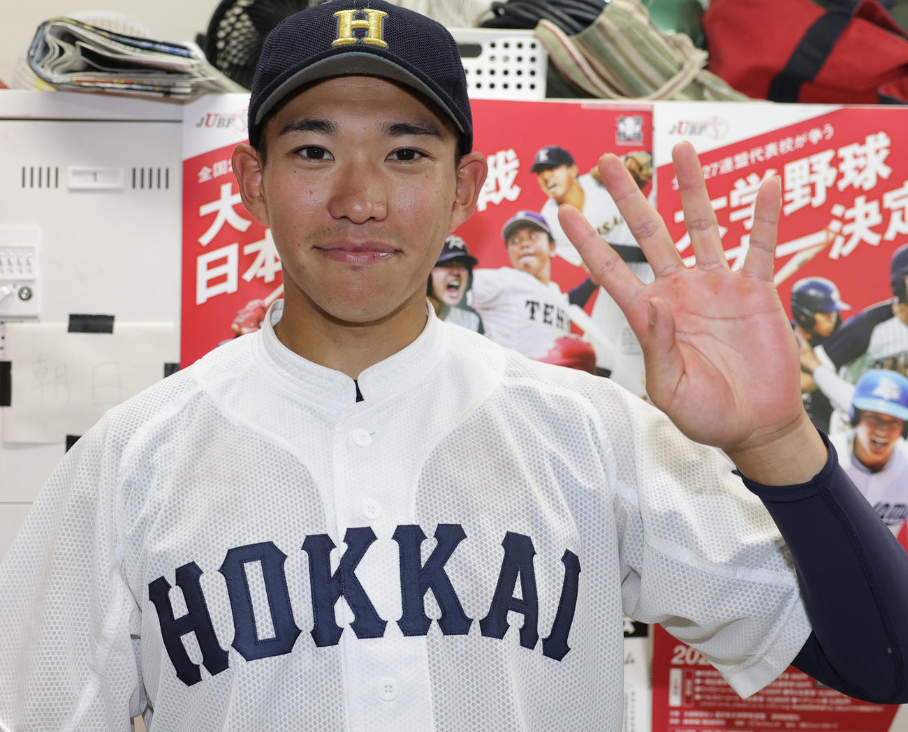 佛教大対北海学園大　4安打と大活躍の北海学園大・下向は笑顔で4ポーズ（撮影・野上伸悟）