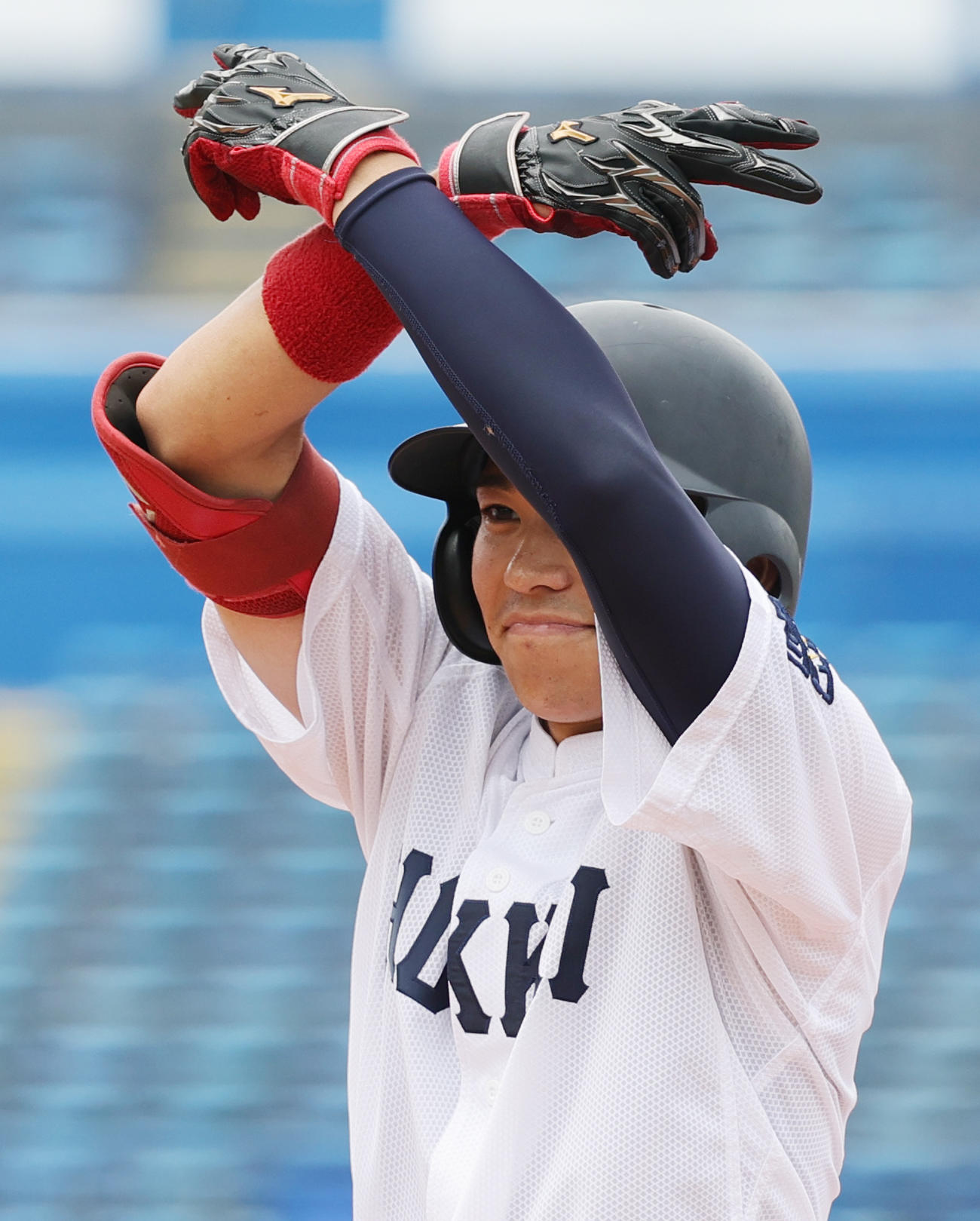 佛教大対北海学園大　4回裏北海学園大2死三塁、左前適時打を放ち喜ぶ下向（撮影・野上伸悟）