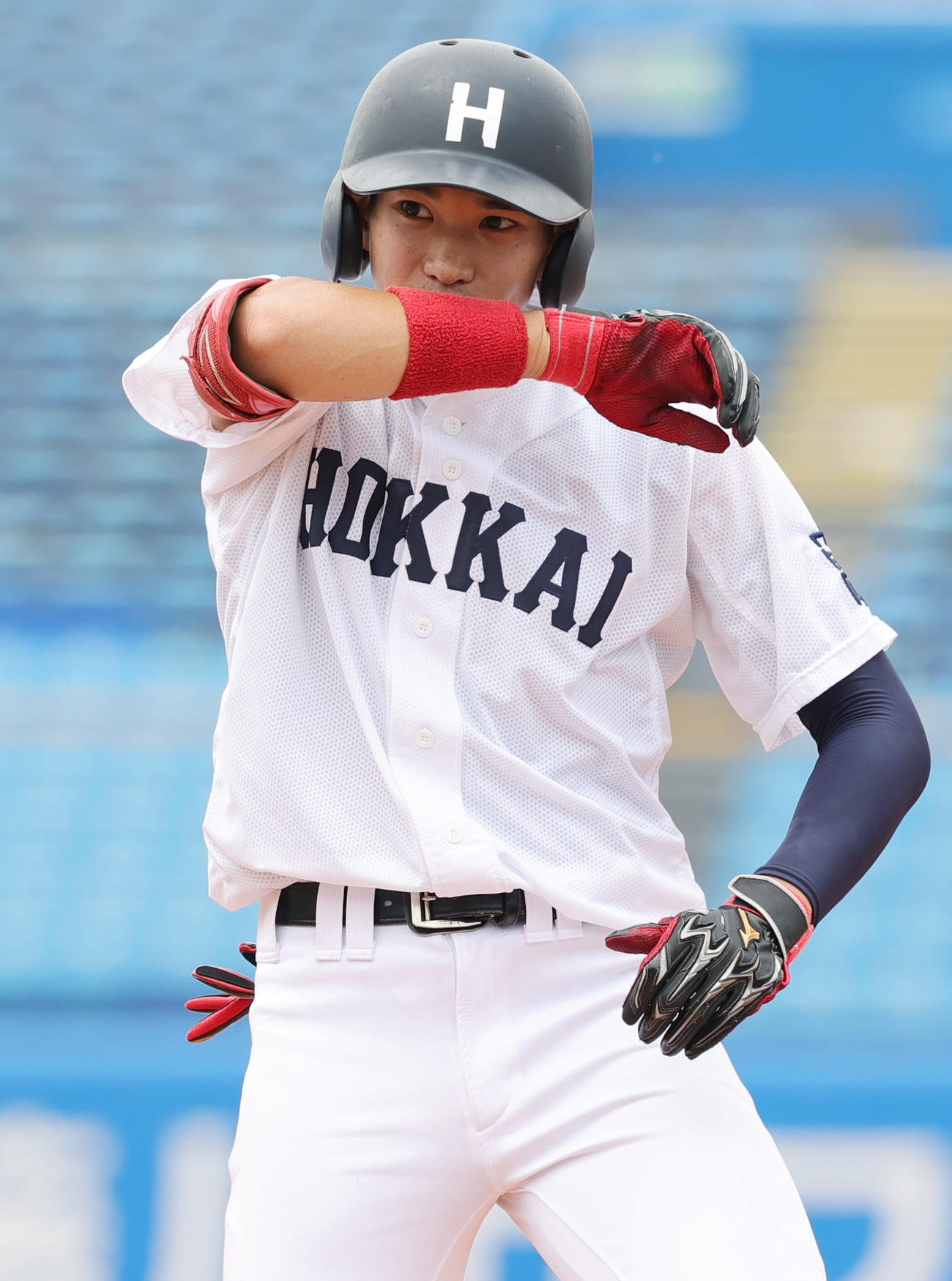 佛教大対北海学園大　4回裏北海学園大2死三塁、左前適時打を放ち喜ぶ下向（撮影・野上伸悟）