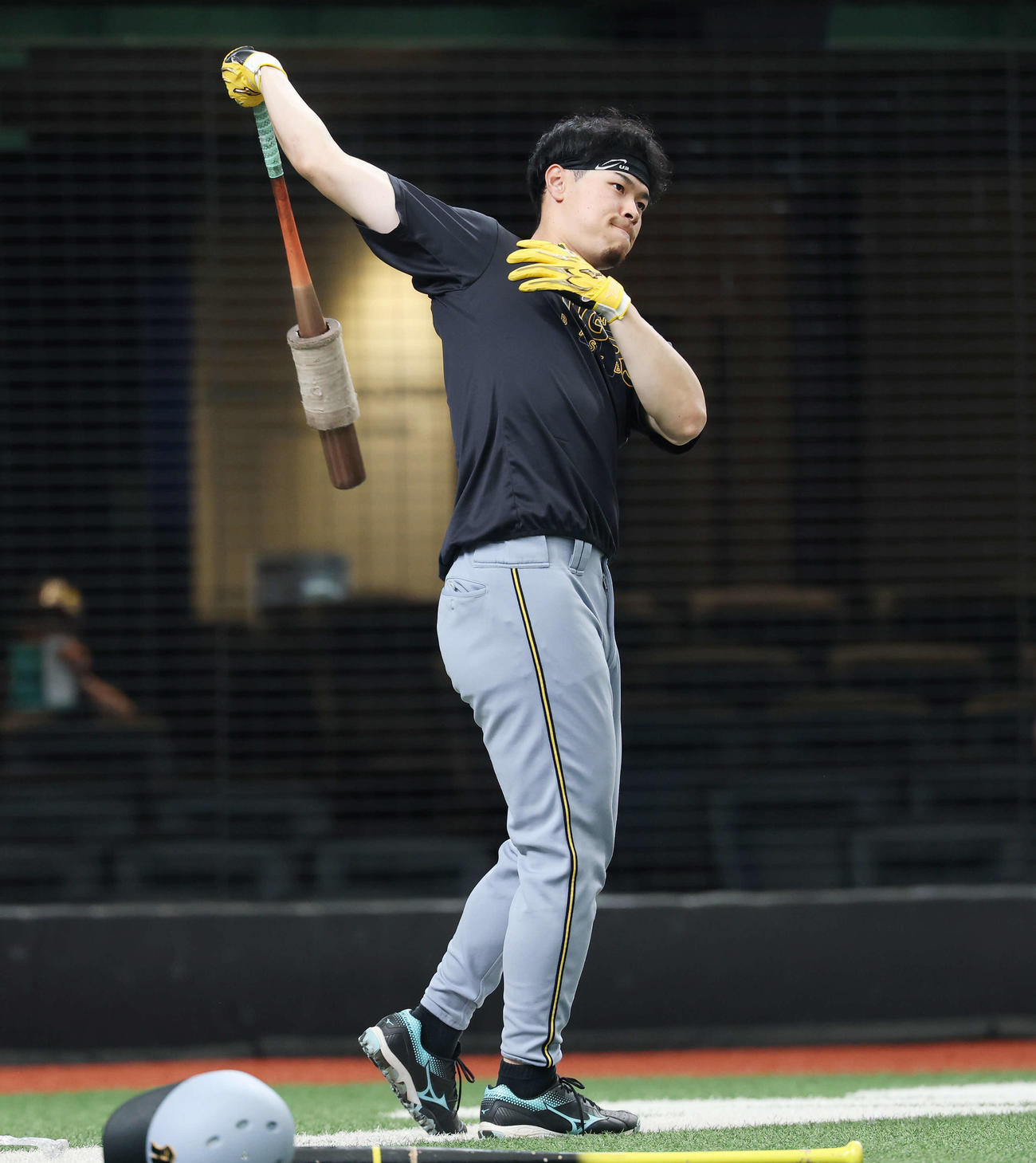 試合前練習でバットを振る阪神佐藤輝明（2025年6月12日撮影）
