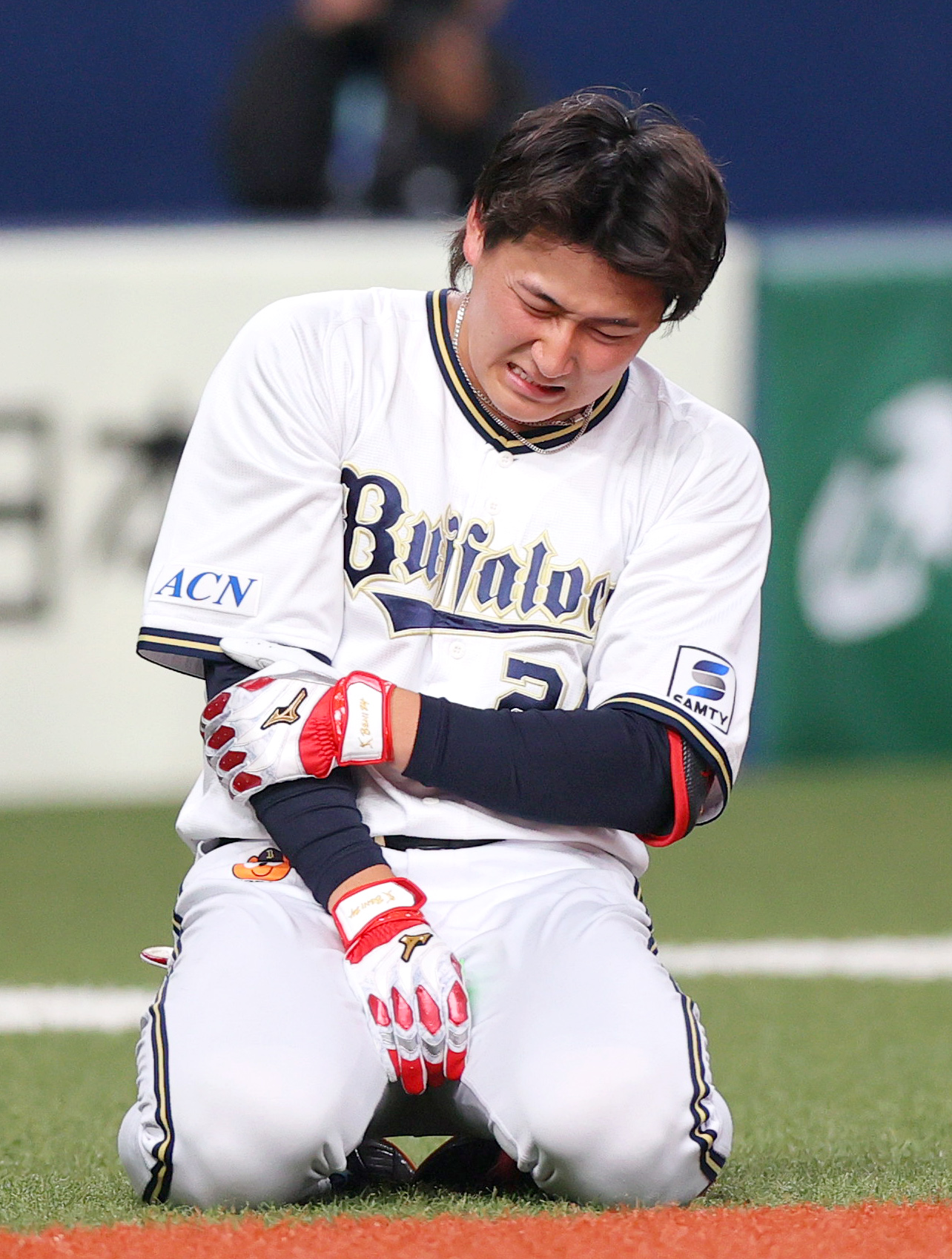 オリックス対DeNA 1回裏オリックス1死、紅林は死球を受け右手を押さえる（撮影・上山淳一）