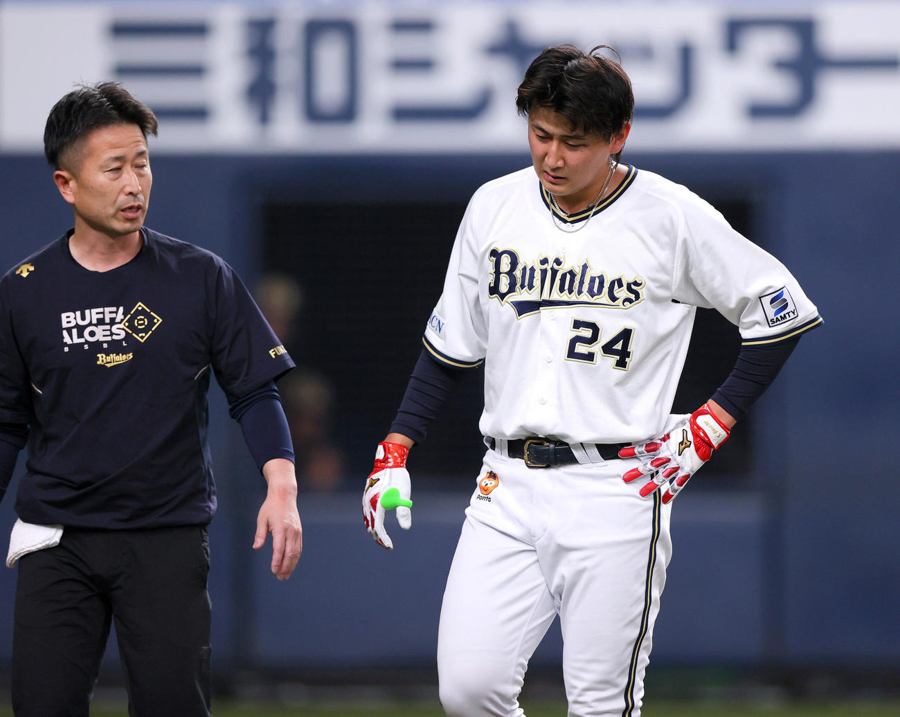 オリックス対DeNA 1回裏オリックス1死、紅林（右）は死球を受け治療でベンチに戻る（撮影・上山淳一）