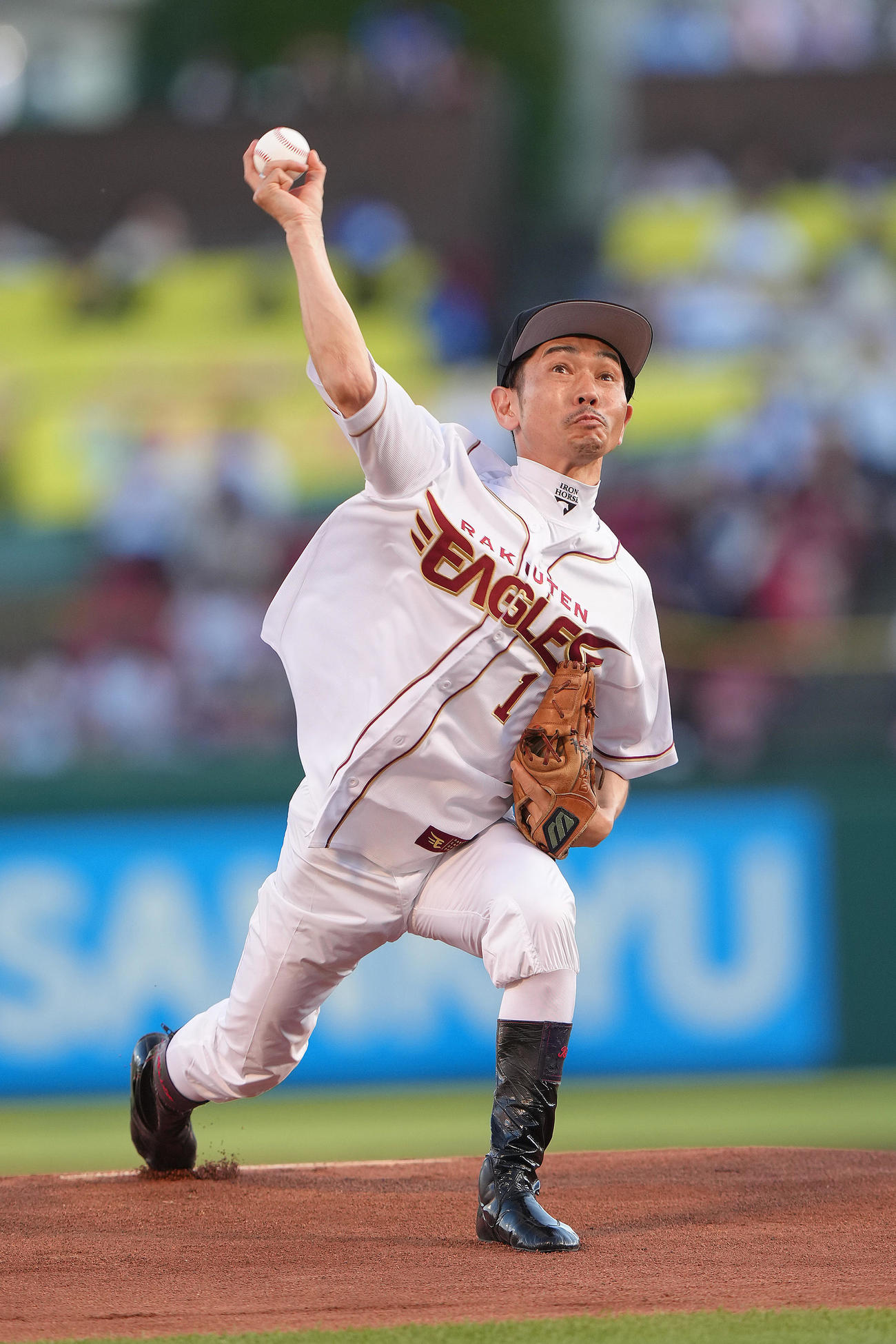 楽天対中日　始球式を行った戸崎圭太騎手（撮影・足立雅史）