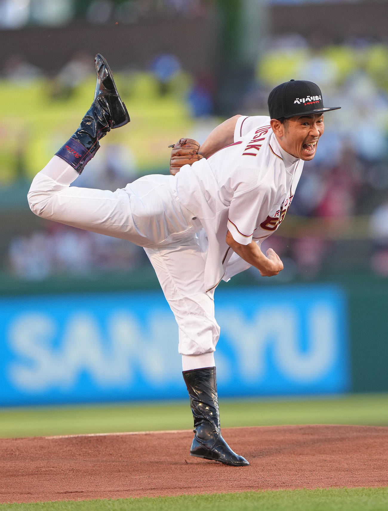楽天対中日　始球式を行った戸崎圭太騎手（撮影・足立雅史）