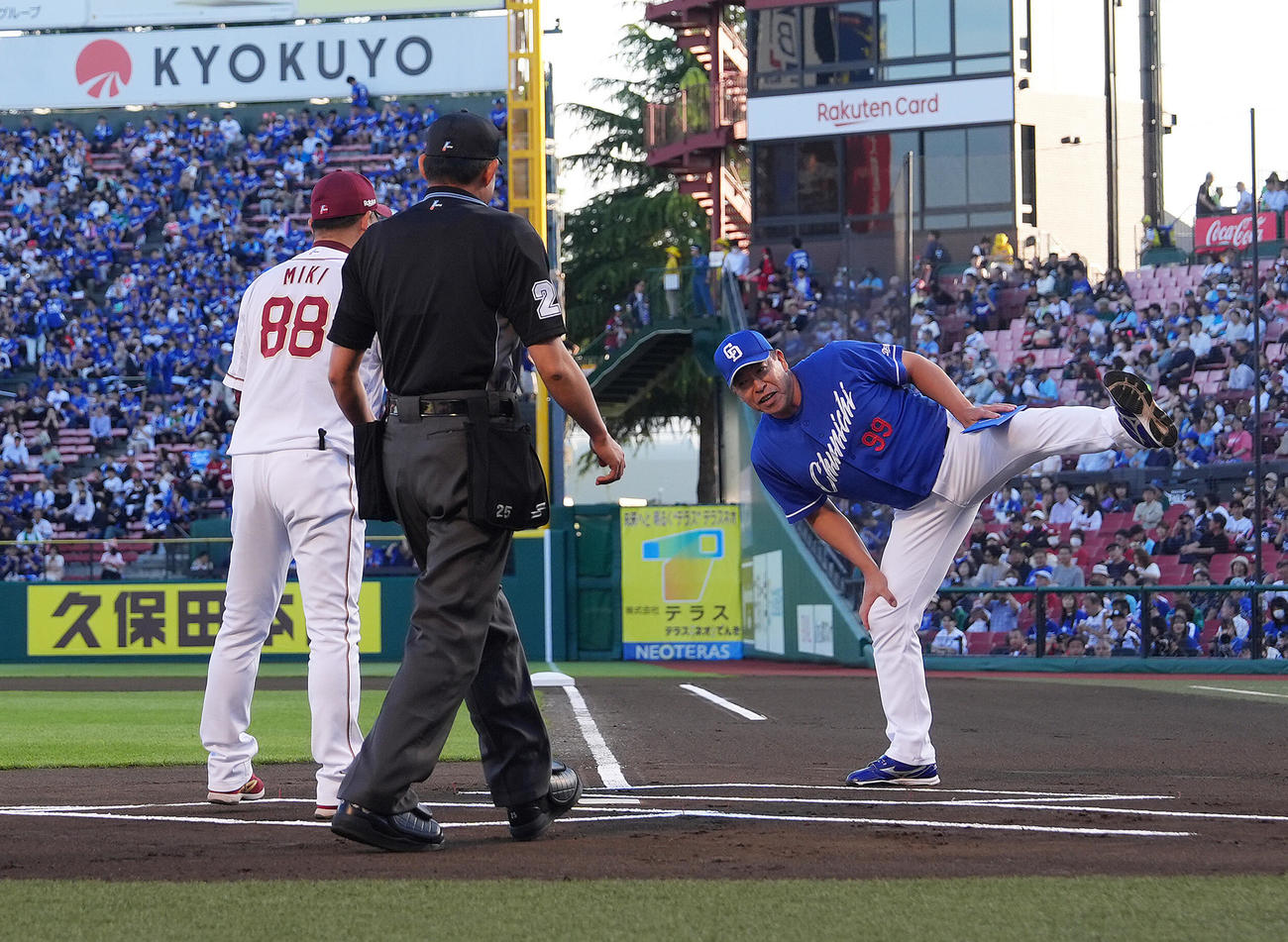 楽天対中日　大相撲風の呼び出しを受け、しこを踏む中日井上監督（右）と楽天三木監督（撮影・足立雅史）