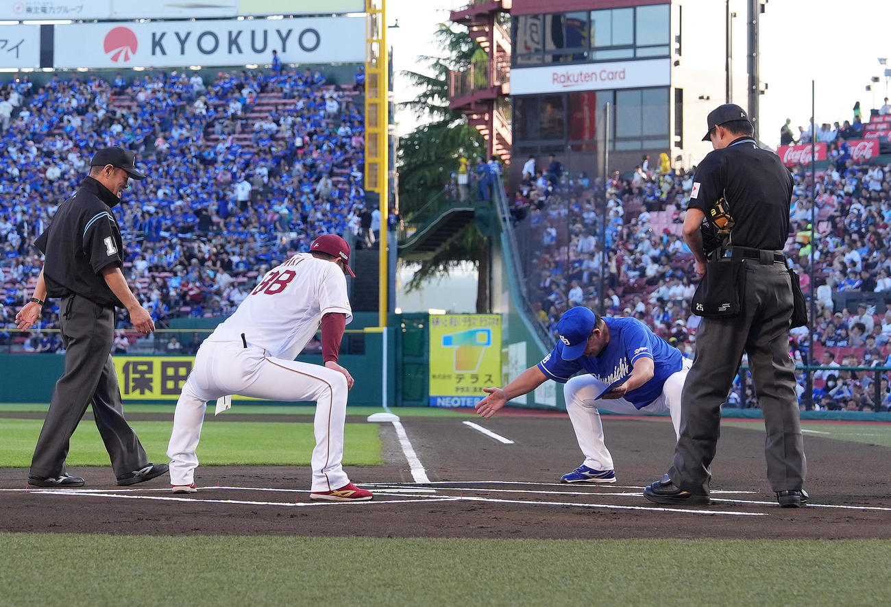 楽天対中日　大相撲風の呼び出しを受け、しこを踏む中日井上監督（右）と楽天三木監督（撮影・足立雅史）