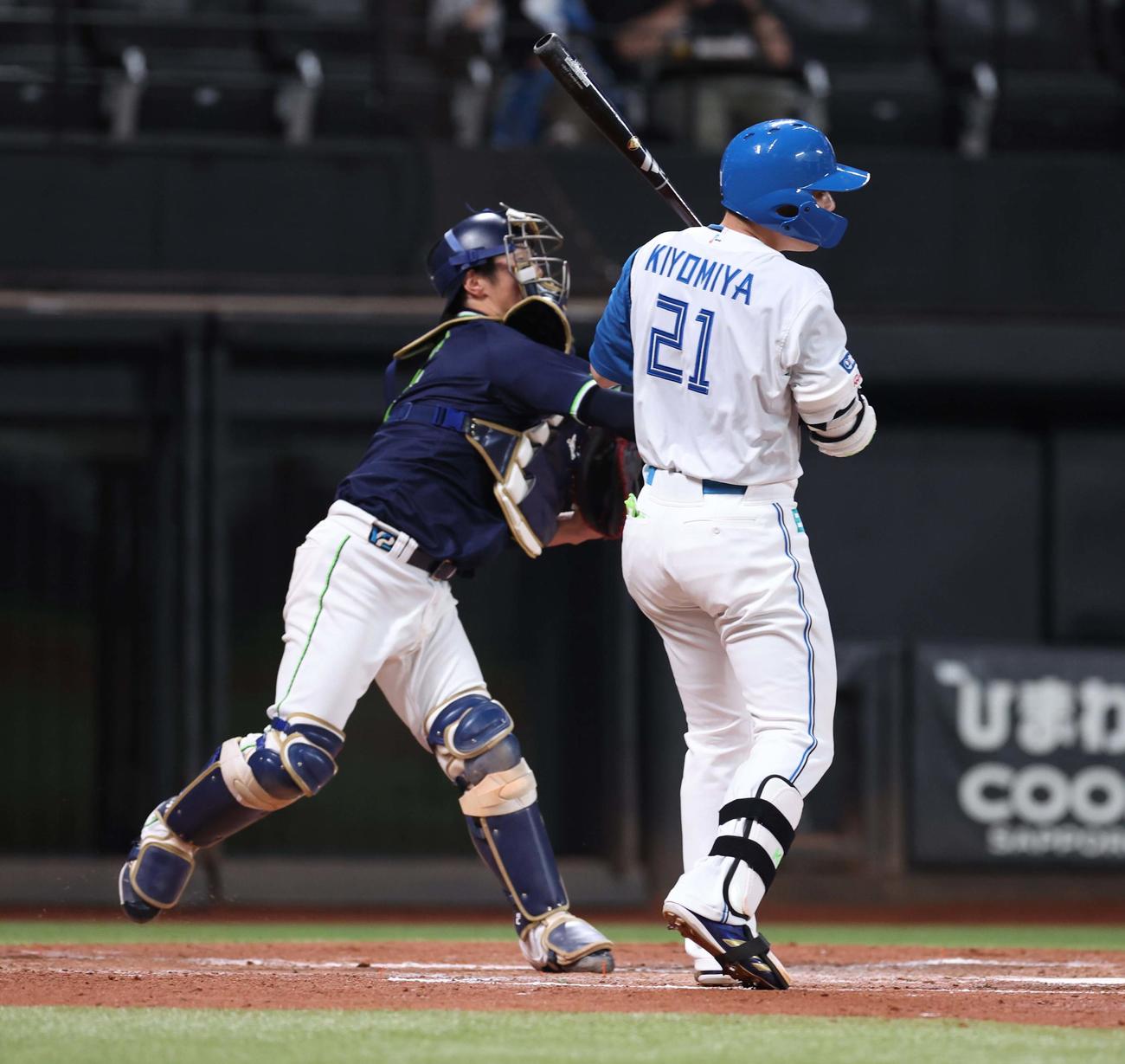 日本ハム対ヤクルト　3回裏日本ハム2死一、三塁、一塁走者五十幡が盗塁をしかけ古賀が二塁に送球し挟まれる間に三塁走者進藤が生還（撮影・黒川智章）