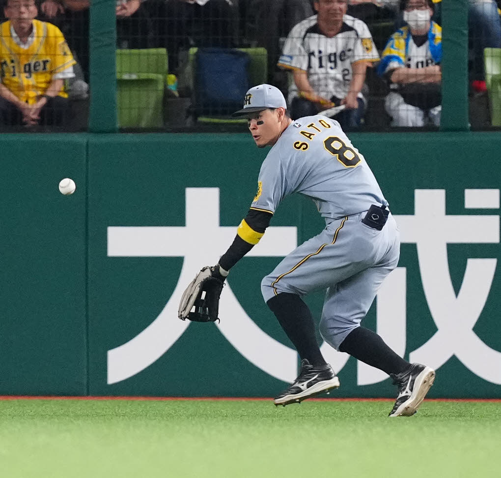 西武対阪神　2回裏西武無死、三塁打となった山村の打球を捕球できず後逸した右翼手佐藤輝（撮影・江口和貴）