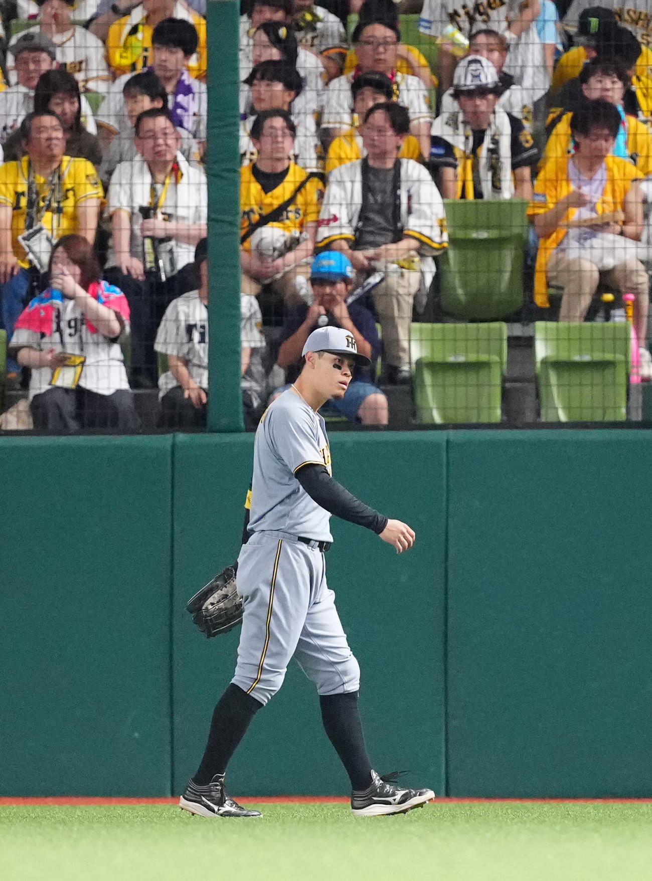 西武対阪神　2回裏西武無死、三塁打となった山村の打球を捕球できず後逸し、厳しい表情の右翼手佐藤輝（撮影・江口和貴）