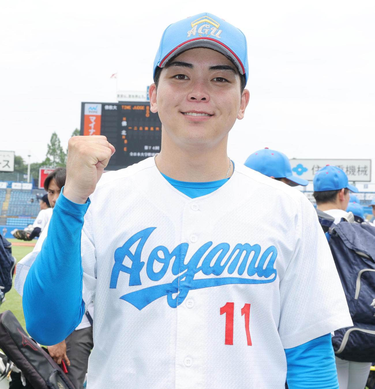 青学大対奈良学園大　5－0で勝利し笑顔でガッツポーズの青学大先発の中西（撮影・野上伸悟）