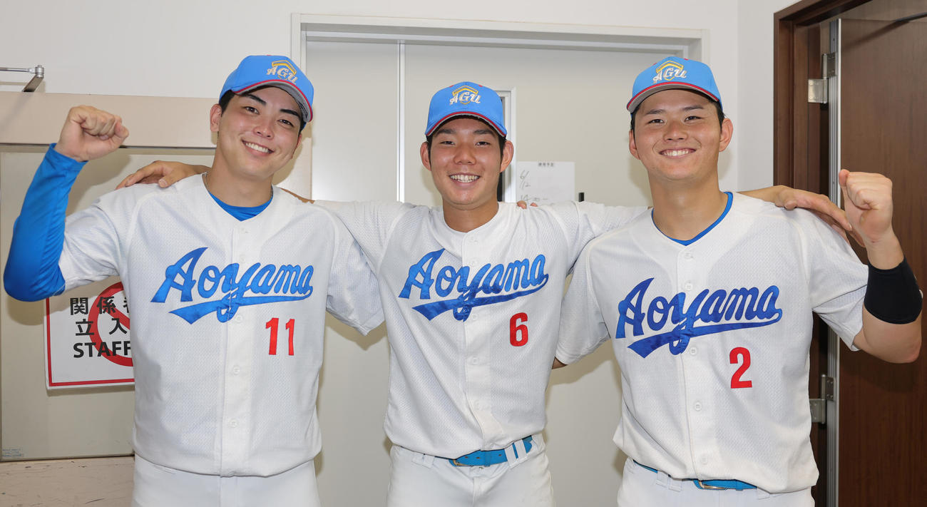 青学大対奈良学園大　5－0で勝利し喜ぶ、左から青学大・中西、山口、渡部（撮影・野上伸悟）