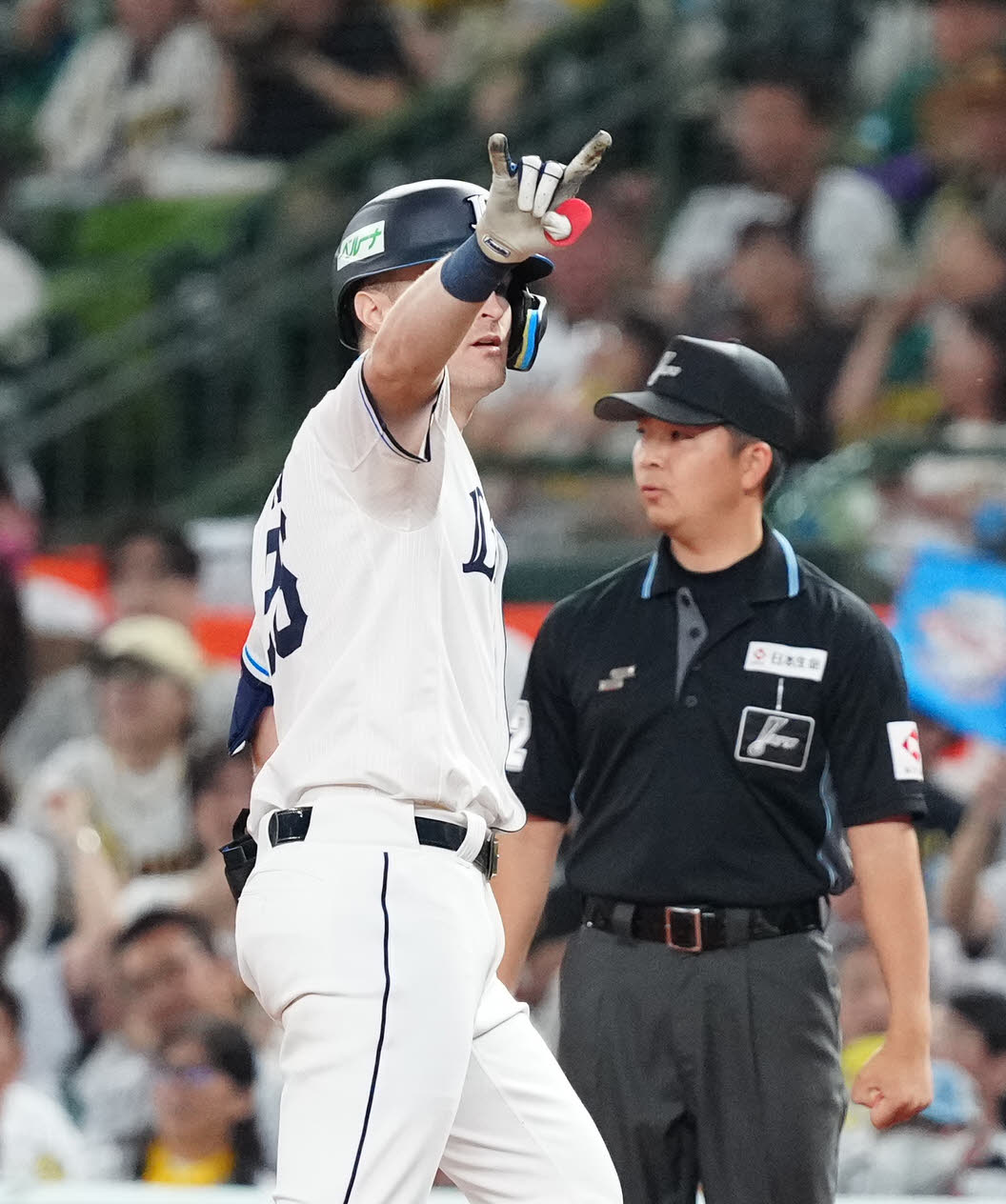 西武対阪神　1回裏西武2死二塁、適時打を放ったネビン（左）（撮影・江口和貴）