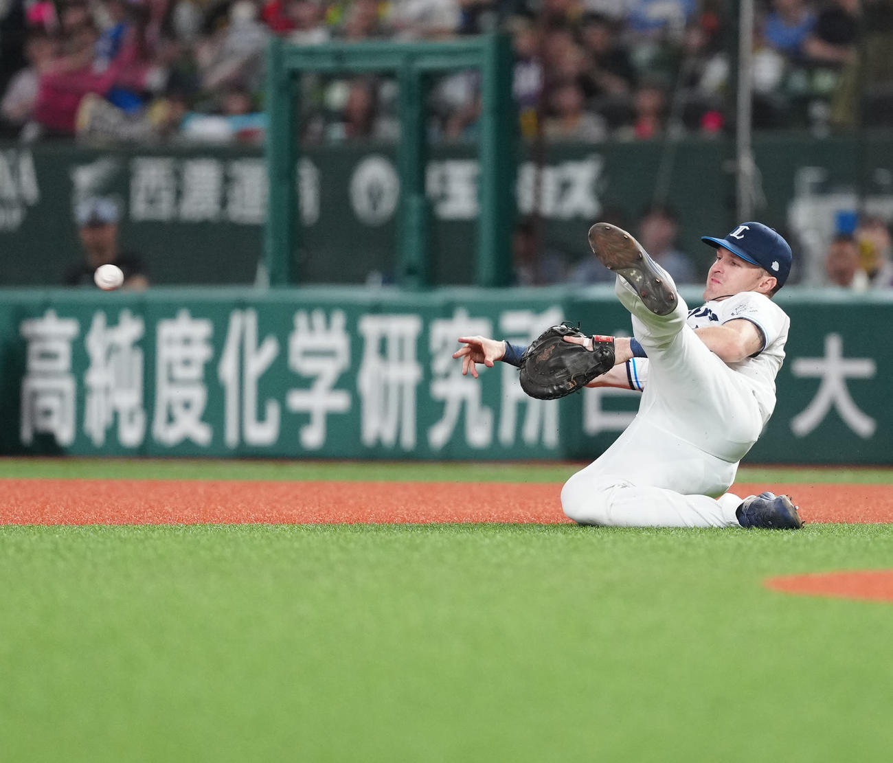 西武対阪神　4回表阪神無死一塁、一ゴロとなった佐藤輝の打球を処理し二塁へ送球するネビン（撮影・江口和貴）