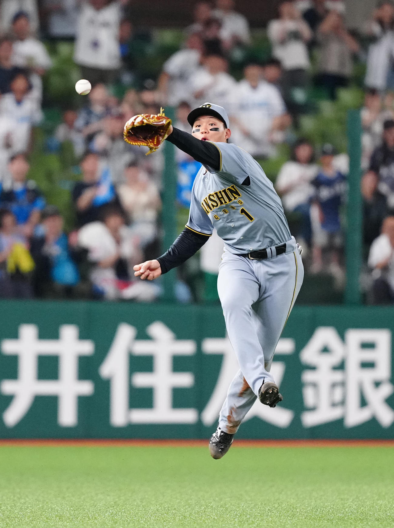 西武対阪神　4回裏西武1死二塁、適時打となった平沼の打球処理で後逸する左翼手森下（撮影・江口和貴）