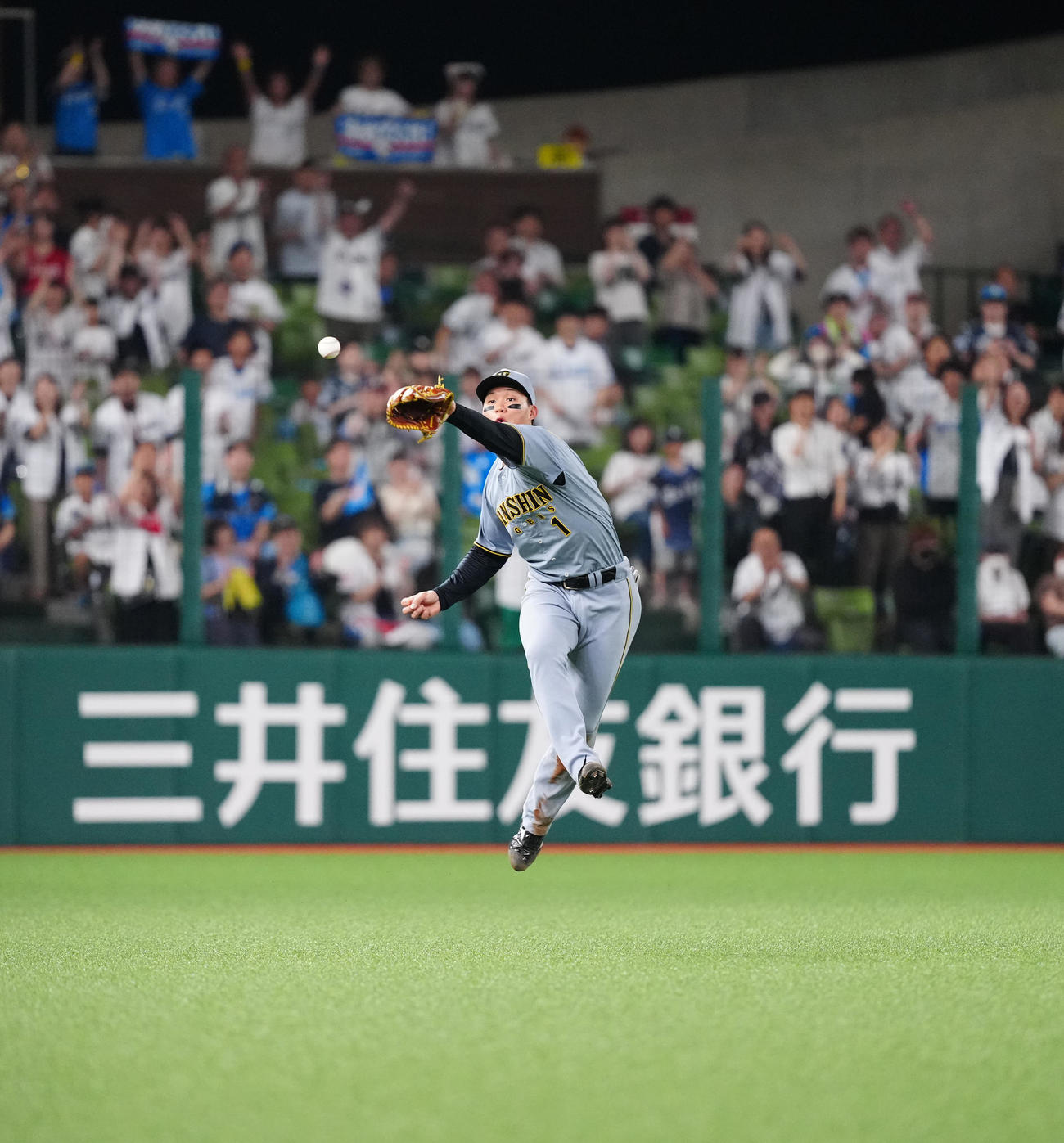 西武対阪神　4回裏西武1死二塁、適時打となった平沼の打球処理で後逸する左翼手森下（撮影・江口和貴）
