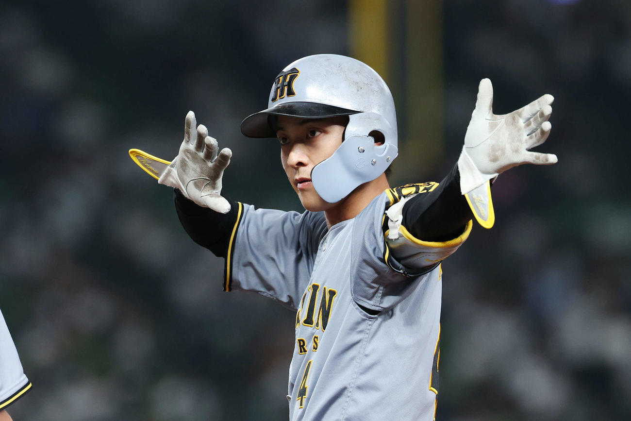 西武対阪神　3回表阪神無死一塁、左前打を放ちポーズをとる熊谷（撮影・宮地輝）