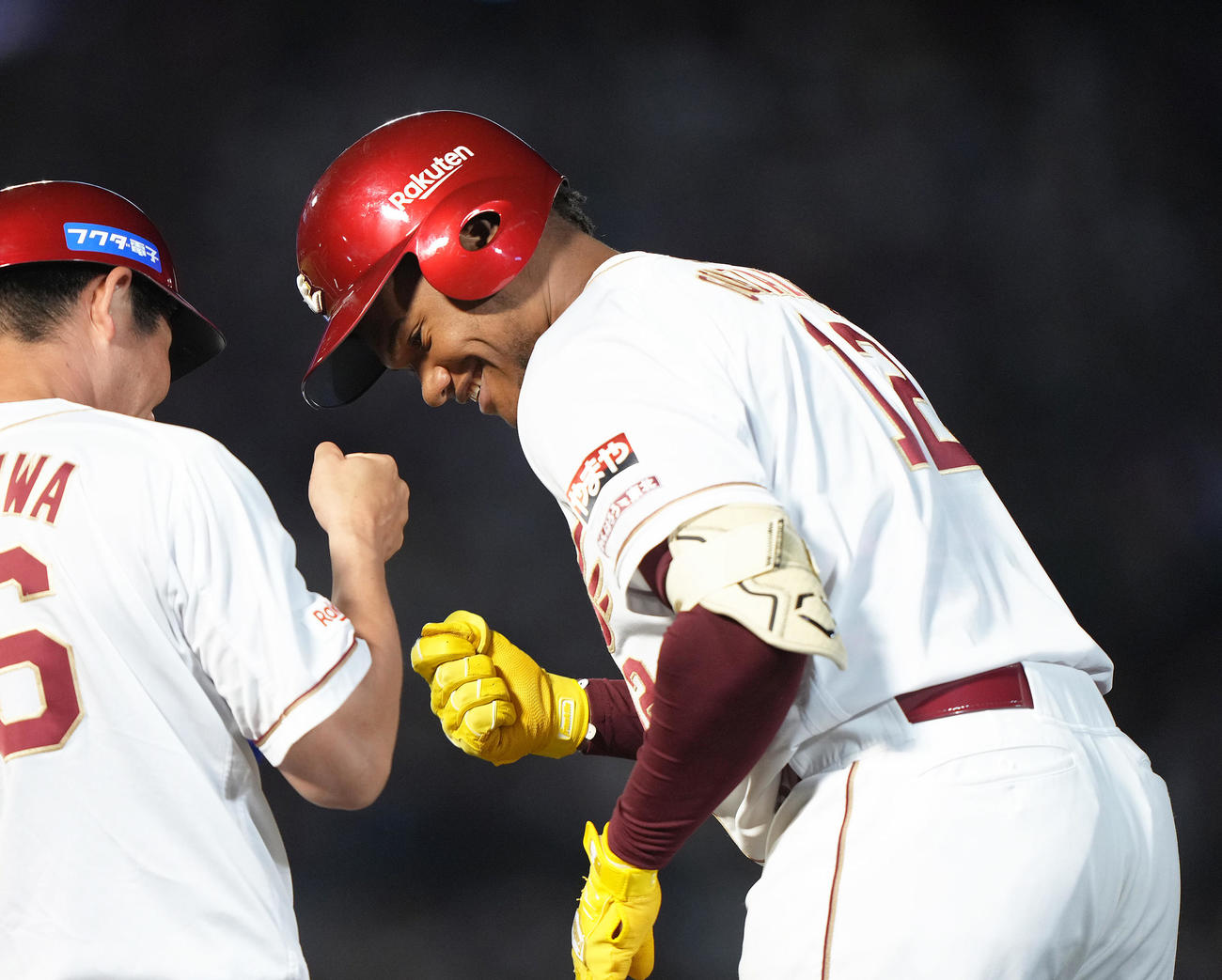 楽天対中日　6回裏楽天1死、NPB初安打となる右前打を放ち笑顔でタッチを交わすゴンザレス（撮影・足立雅史）