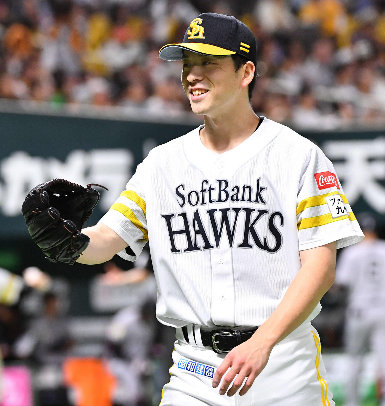 ソフトバンク対巨人　4回表、無失点に抑えた大関は笑顔でタッチを交わしながらベンチへ戻る（撮影・岩下翔太）