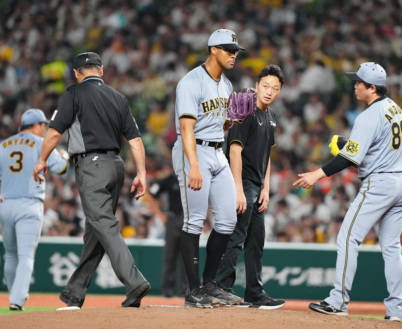 西武対阪神　4回裏西武1死二塁、平沼に適時打を浴び、マウンドで激励を受けたデュプランティエ（中央）（撮影・江口和貴）