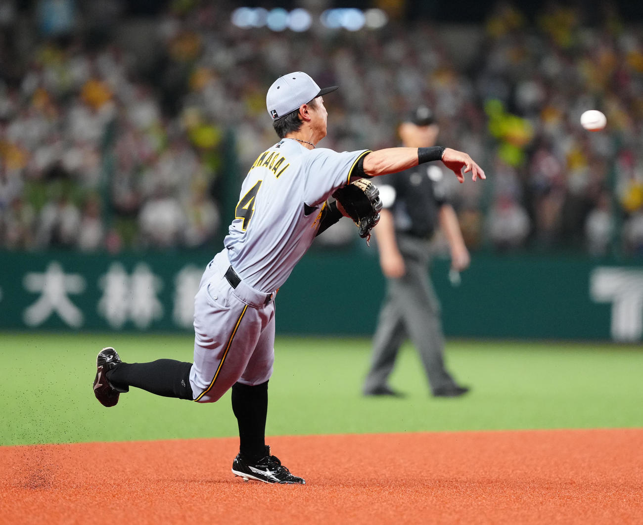 西武対阪神　5回裏西武1死、三ゴロとなった代打セデーニョの打球を処理し一塁へ送球する熊谷（撮影・江口和貴）