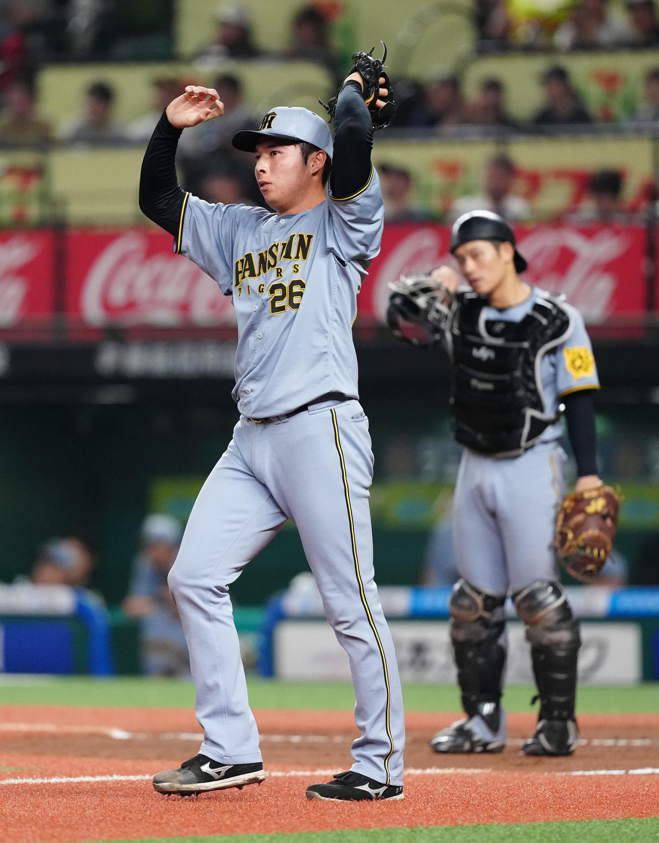 西武対阪神　7回裏西武1死一、二塁、山村を左飛に仕留めた椎葉。後方は捕手坂本（撮影・江口和貴）