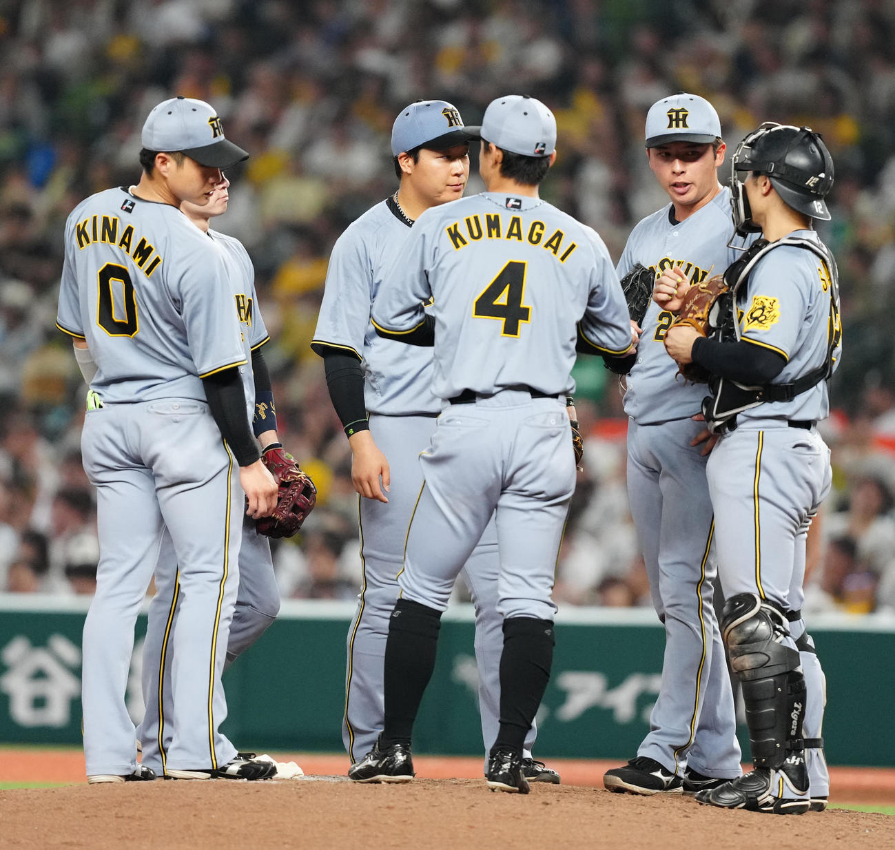 西武対阪神　7回裏、マウンドで激励を受ける阪神3番手の椎葉（右から2人目）（撮影・江口和貴）