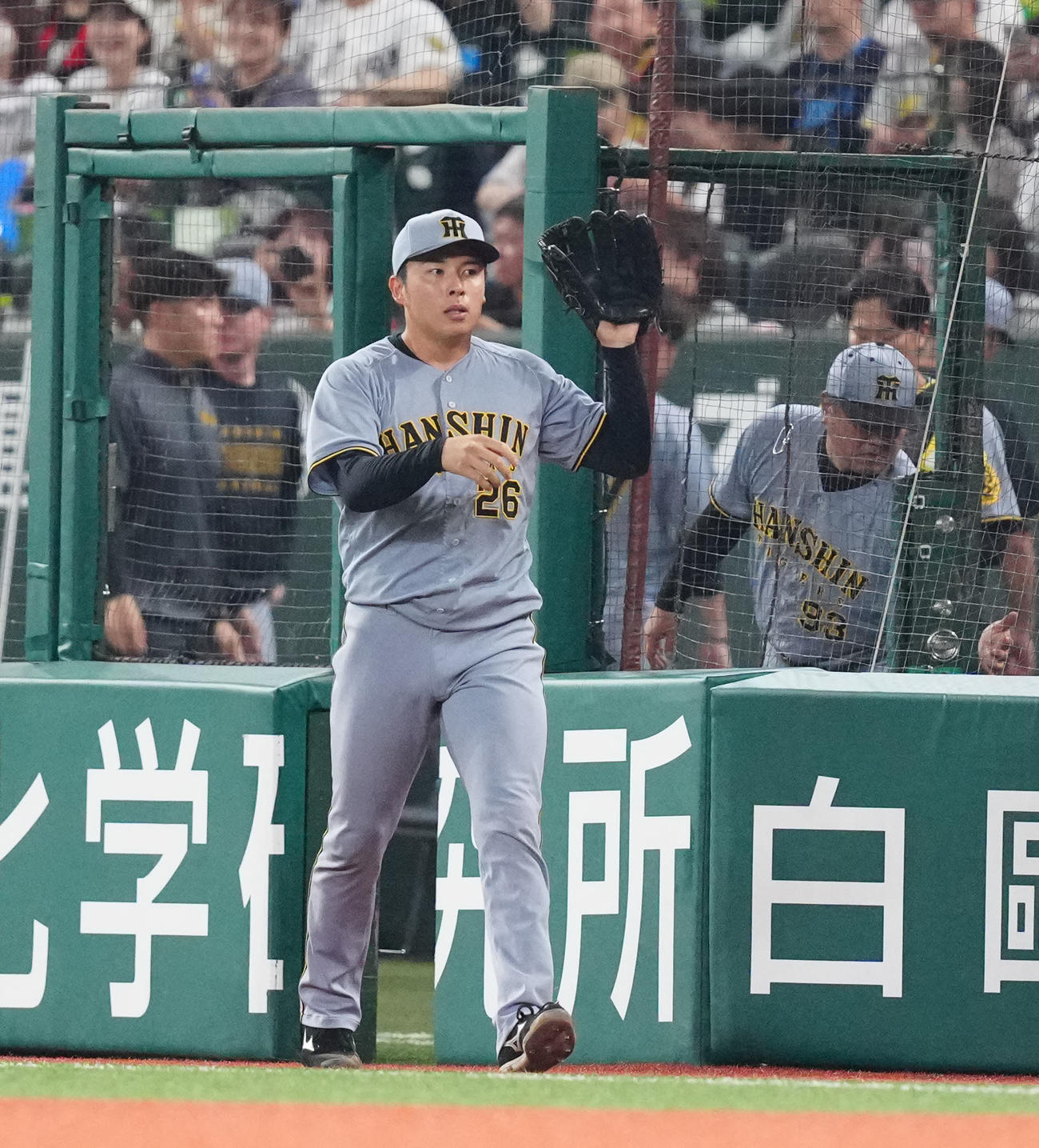 西武対阪神　7回裏開始前、マウンドに向かう阪神3番手の椎葉（撮影・江口和貴）