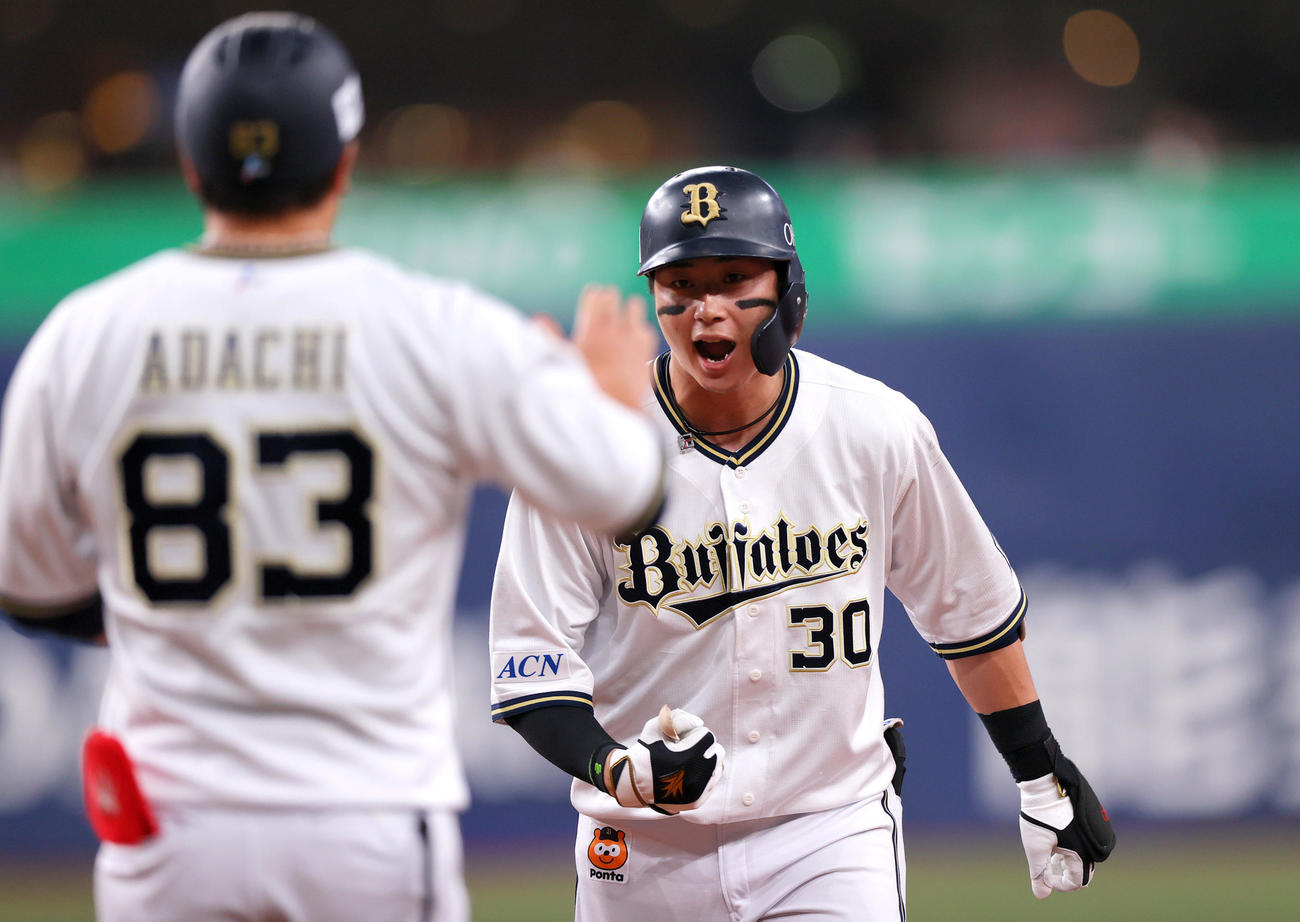 オリックス対DeNA 4回裏オリックス2死一、三塁、広岡は右前適時打を放ち雄たけびをあげる（撮影・上山淳一）