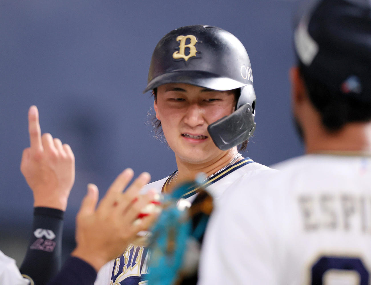 オリックス対DeNA 1回裏オリックス2死一塁、一走紅林は杉本の右適時三塁打で生還しナインの出迎えを受けるが表情は曇ったままだった（撮影・上山淳一）