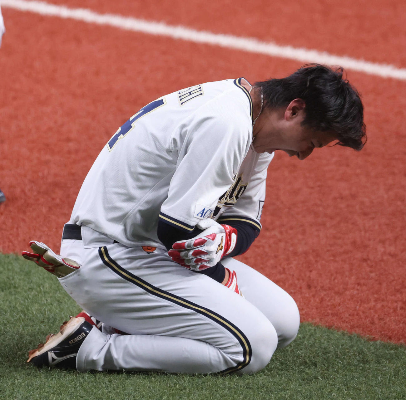 オリックス対DeNA 1回裏オリックス1死、紅林は死球を受け痛がる（撮影・西尾就之）