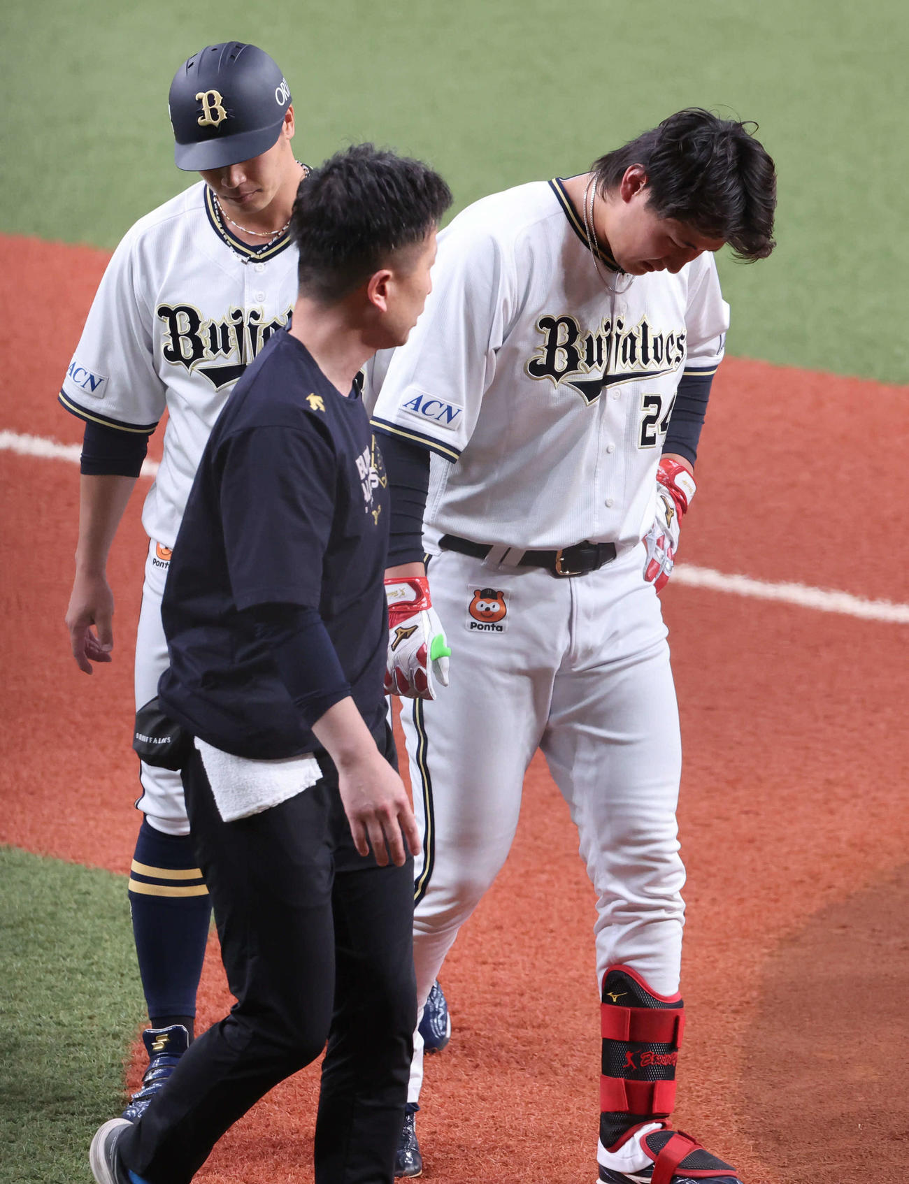 オリックス対DeNA 1回裏オリックス1死、紅林は死球を受け治療のためベンチに戻る（撮影・西尾就之）