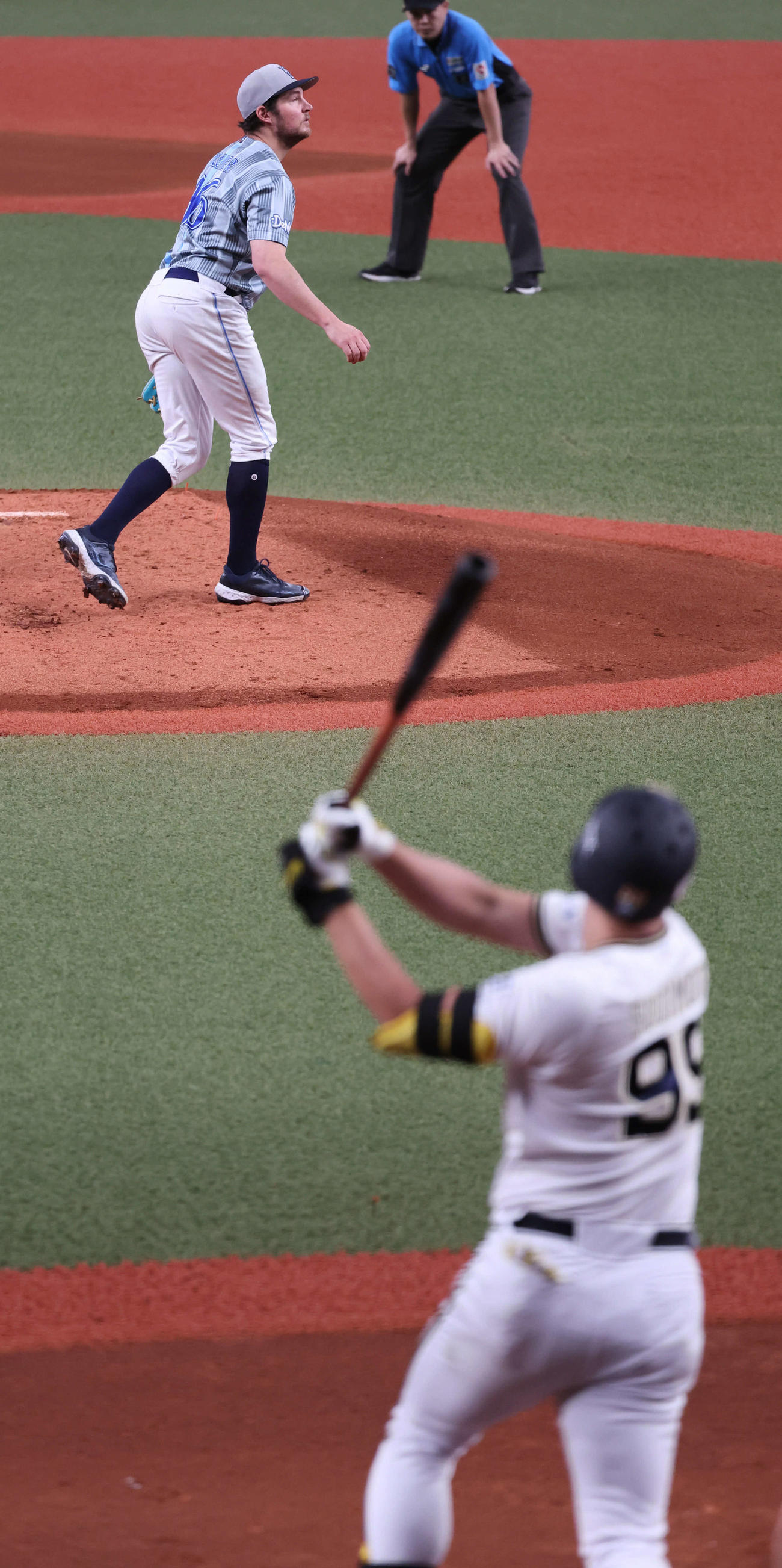 オリックス対DeNA 1回裏オリックス2死、バウアーは杉本（下）に右越え適時三塁打を許す（撮影・西尾就之）