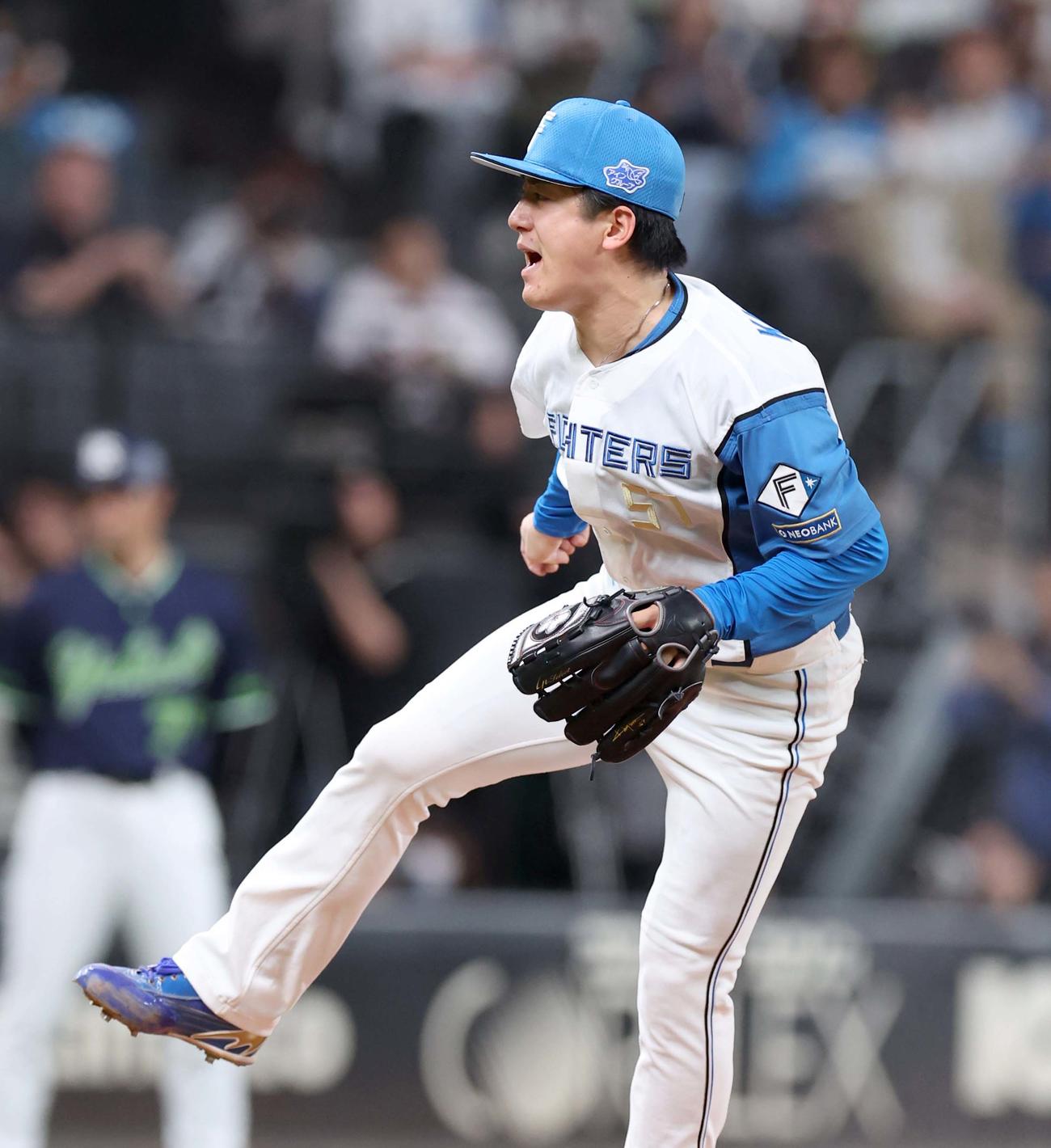 日本ハム対ヤクルト　6回表、気迫の投球で打者を3人で抑える北山（撮影・黒川智章）