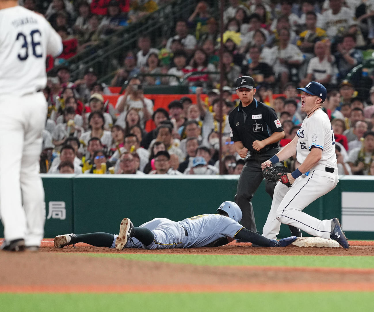 西武対阪神　8回表阪神1死満塁、けん制死する一塁走者佐藤輝。一塁手ネビン（撮影・江口和貴）